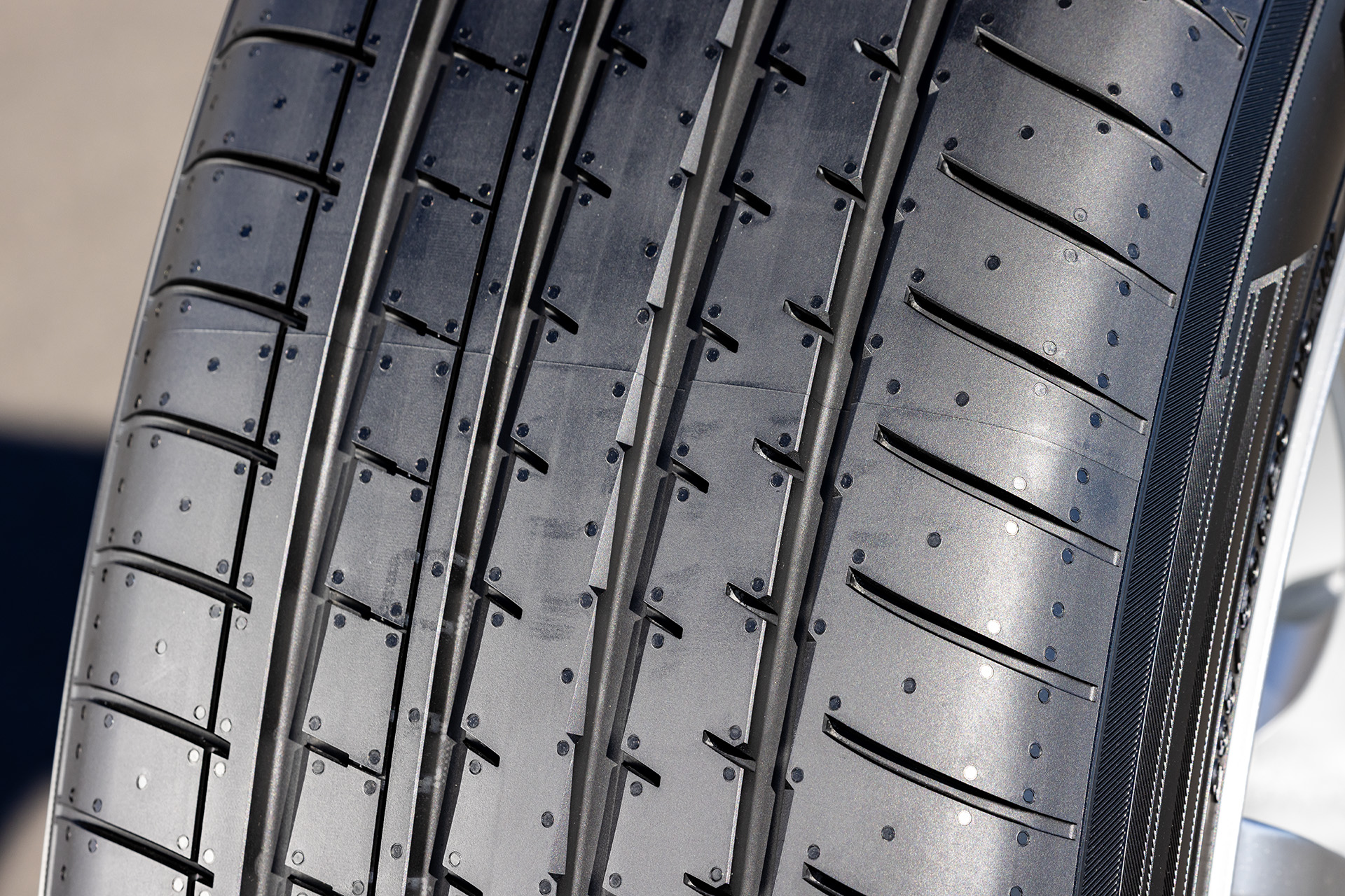 アドバン V61のトレッドパターン