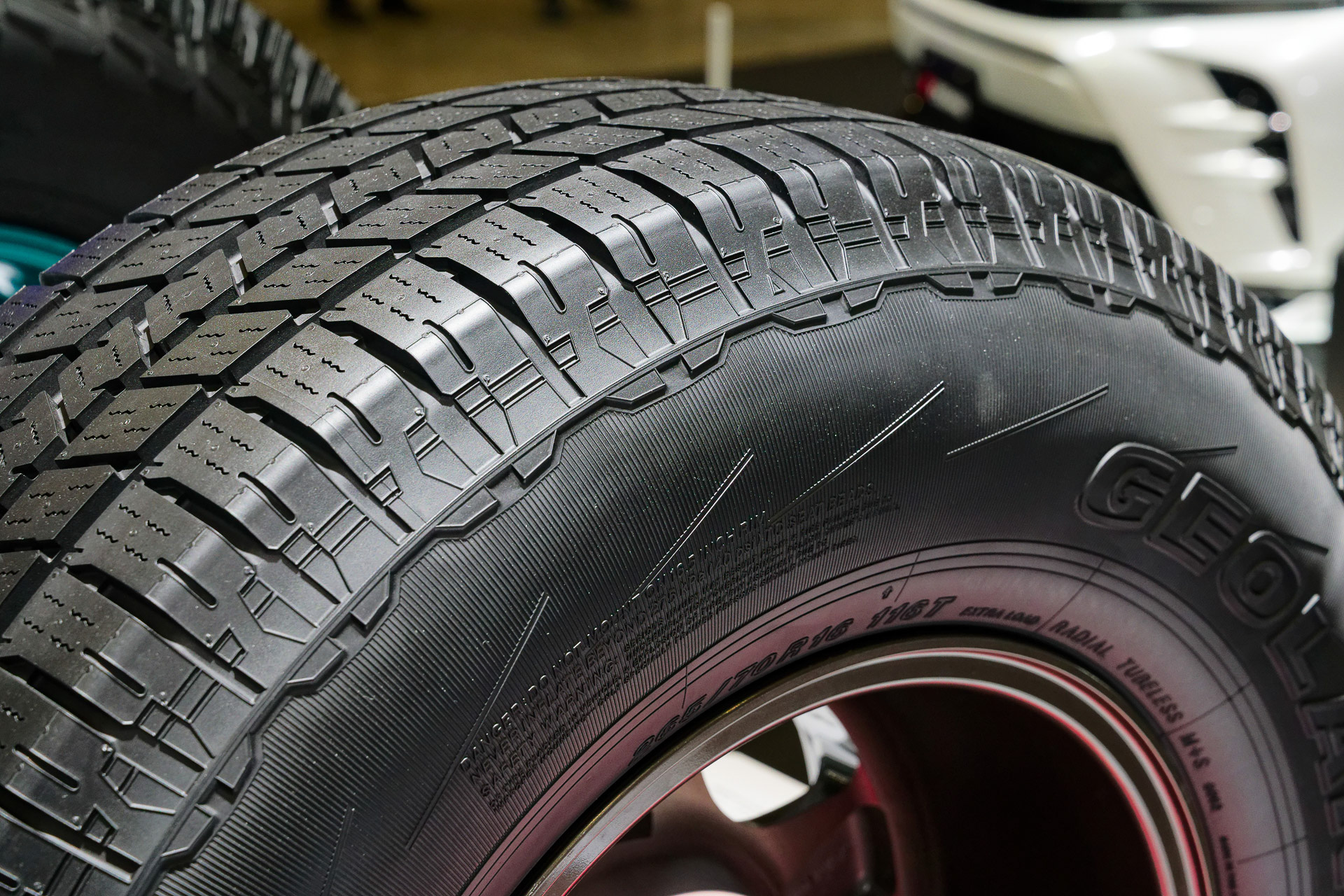 ハイウェイテレーンタイヤとしてスマートなデザインを与えた「反セリアル側」