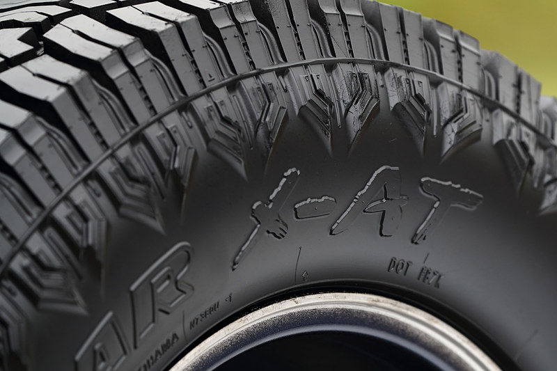 「大型ブロックデザイン」（左）と「ラグタイプデザイン」（右）を選べる「デュアルサイドブロックデザイン」を採用