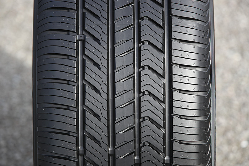 「4本ワイドストレートグルーブ」などを備える非対称トレッドパターンを採用