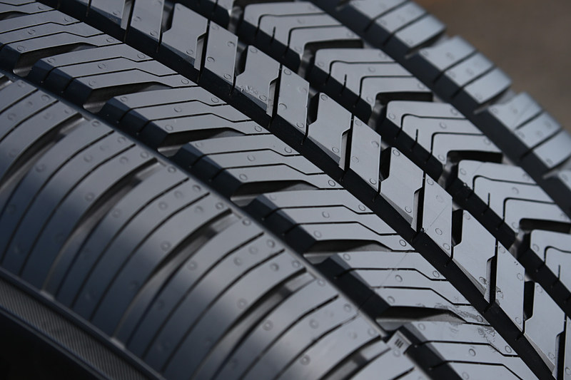 「4本ワイドストレートグルーブ」などを備える非対称トレッドパターンを採用