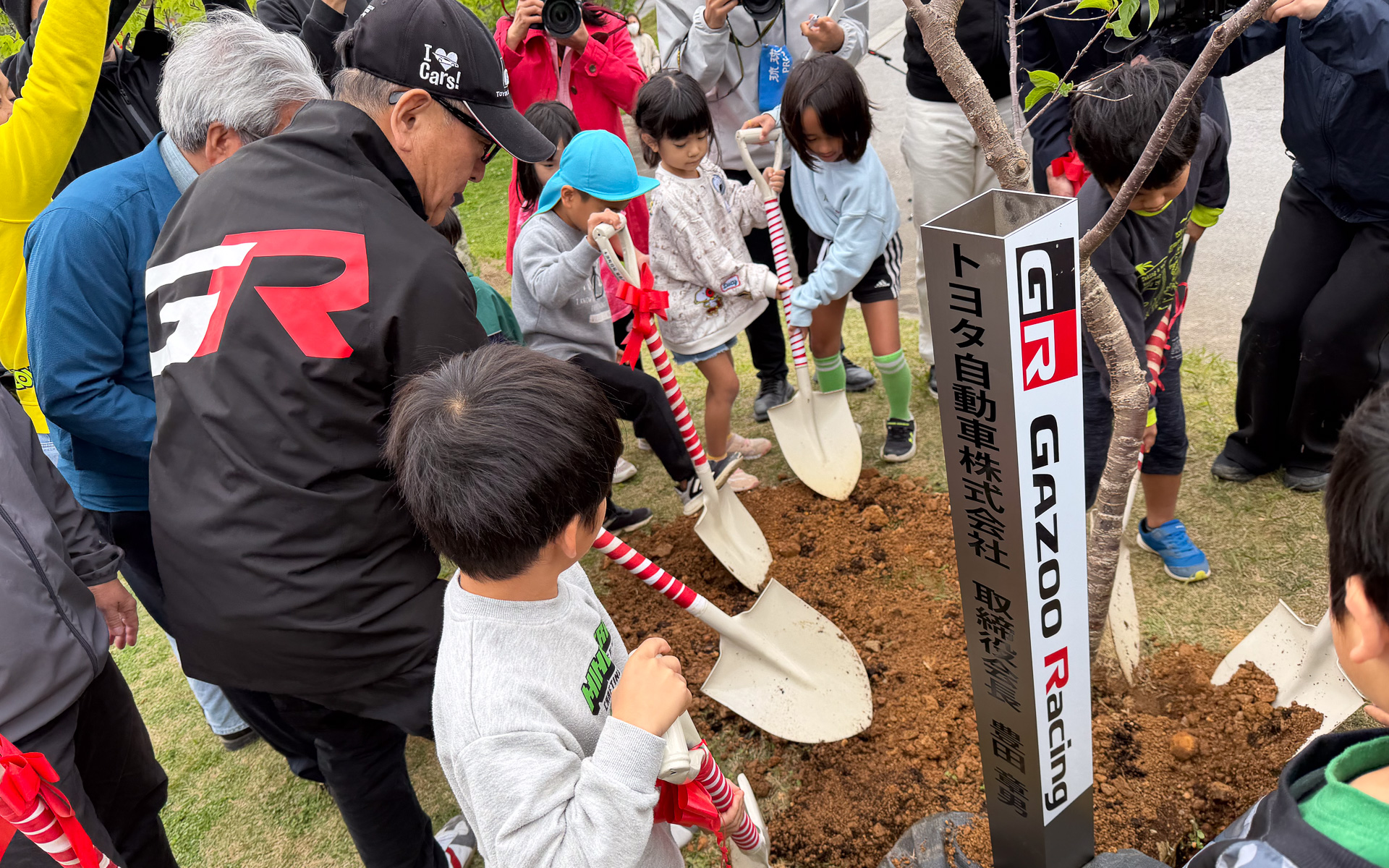 本部町の子供たちとともに植樹式に参加