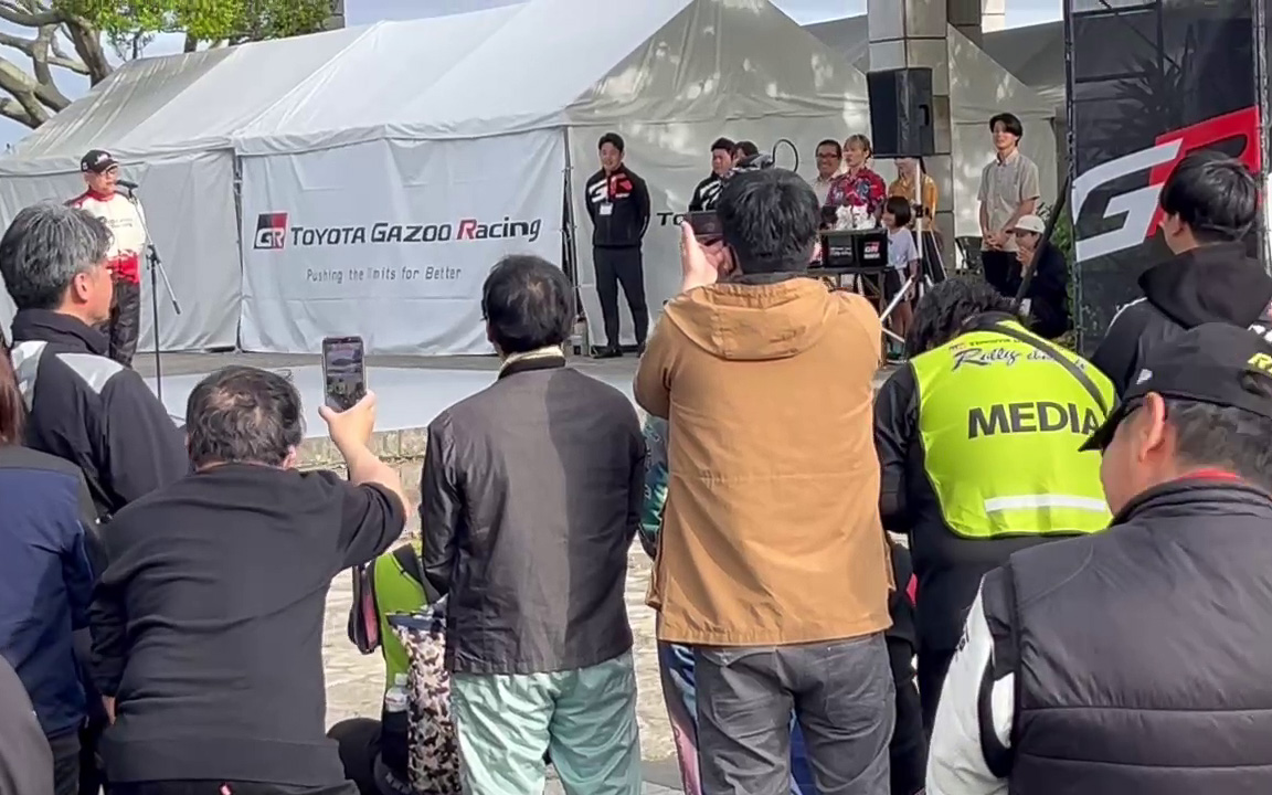 あいさつで紹介され、照れる勝田範彦選手（右下）