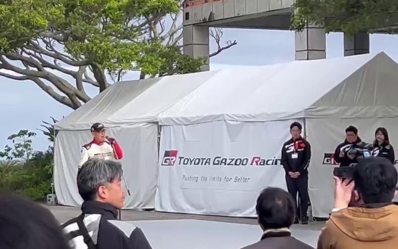 ラリチャレ沖縄でエントラント代表としてあいさつに立つモリゾウ選手。勝田貴元選手の活躍を紹介