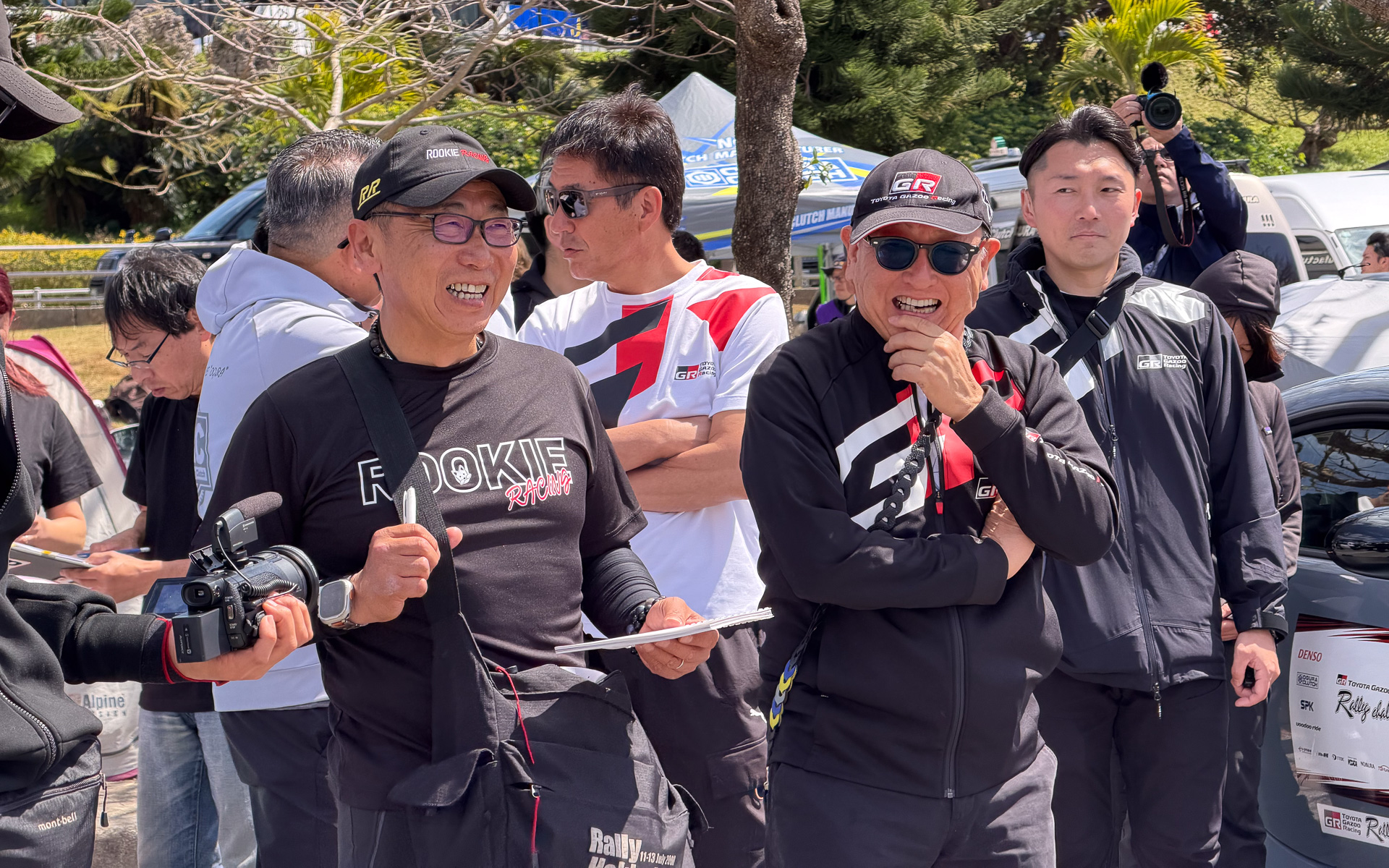 モリゾウ選手（中央右）と、勝田範彦選手（中央左）。沖縄のラリーを走りつつも頭はケニアで一杯（？）