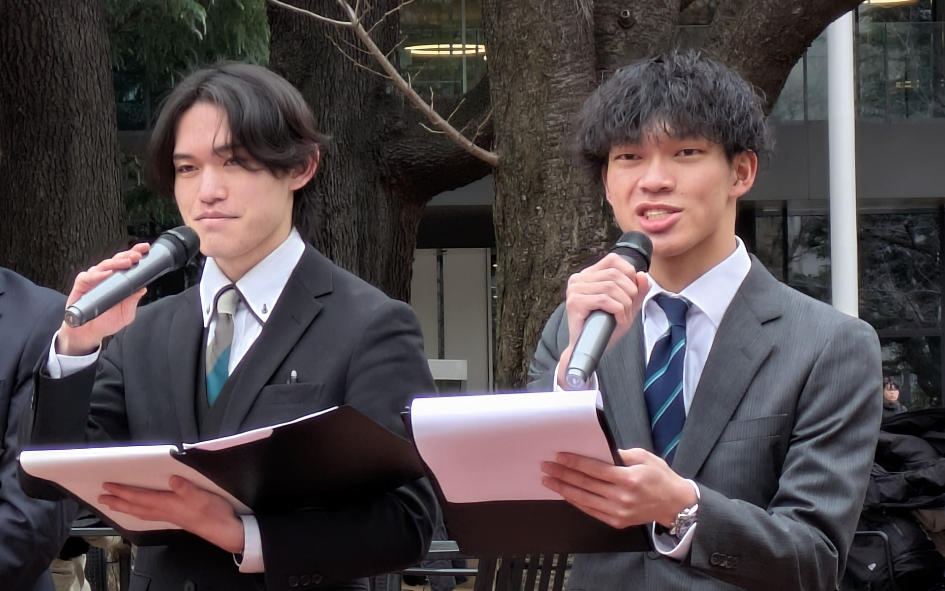 司会進行は青山学院大学アナウンス研究会の小沢さん（左）と平林さん（右）が務めた