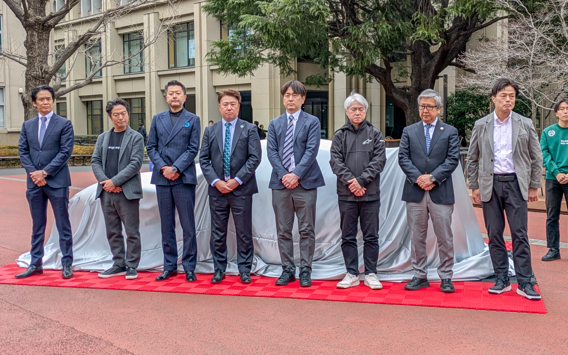 お披露目会に参列したパートナー企業と青山学院卒業生サポート企業の代表者。左から株式会社フルタイムシステム 代表取締役専務 原拓平氏、つば屋庖丁店 代表取締役 齊藤力氏（祖父もAGACの部員という）、株式会社鈴本演芸場 代表取締役 鈴木敦氏、株式会社セラード珈琲 代表取締役社長 関根英朝氏、ディーフ株式会社 取締役 三村治人氏、SPK株式会社 CUSPA営業本部 顧問 岩坪正隆氏、マックメカニカルツールズ株式会社 代表取締役CEO 清水正喜氏、株式会社ウェッズ 取締役 販売本部長 石津克也氏