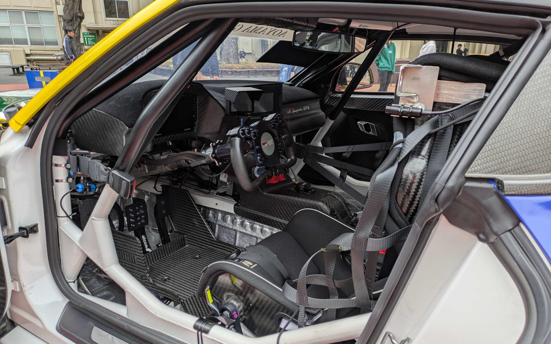 GT4という世界基準のため左ハンドル仕様