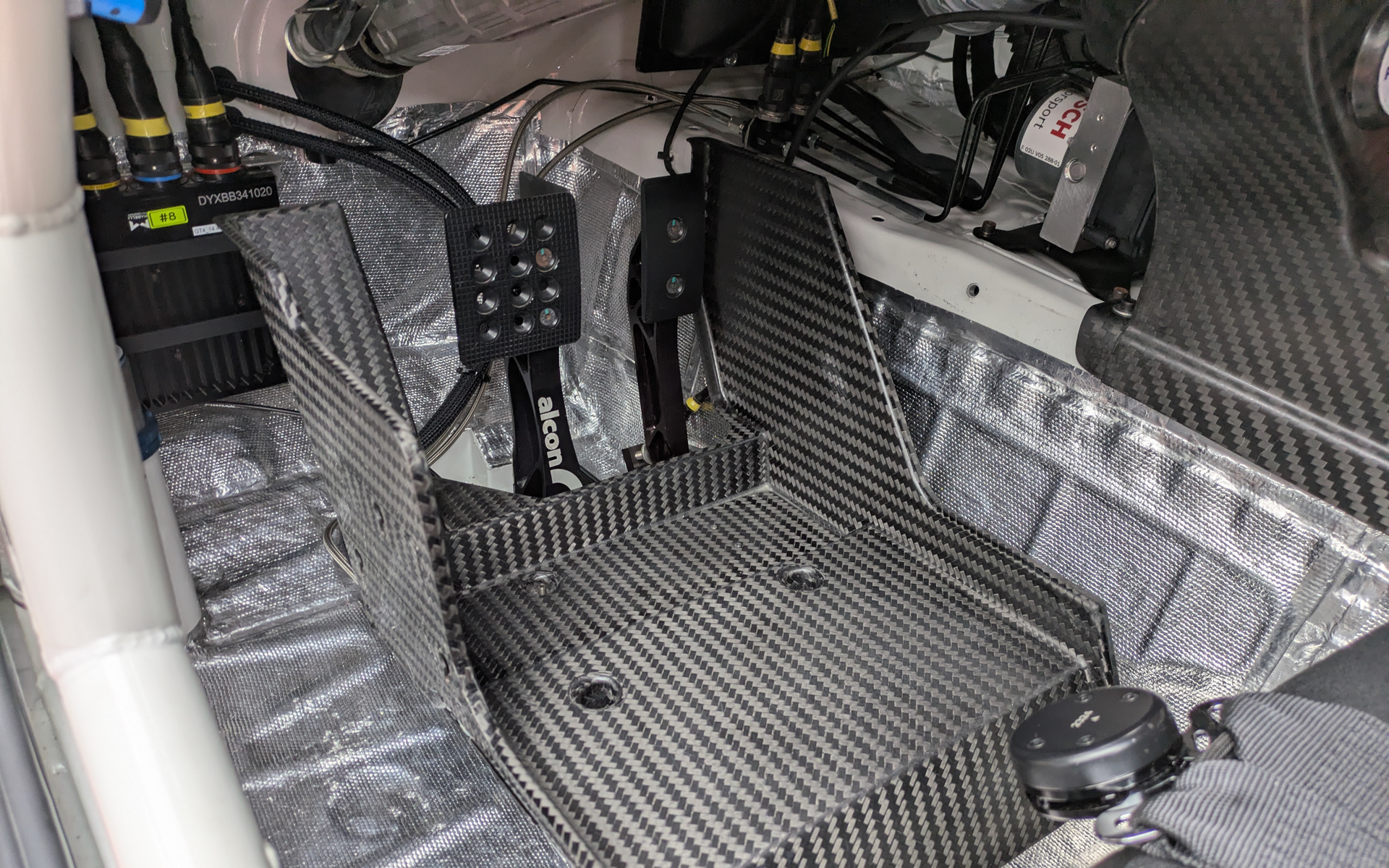 トランスミッションはZF製ATでパドルシフトで操作する