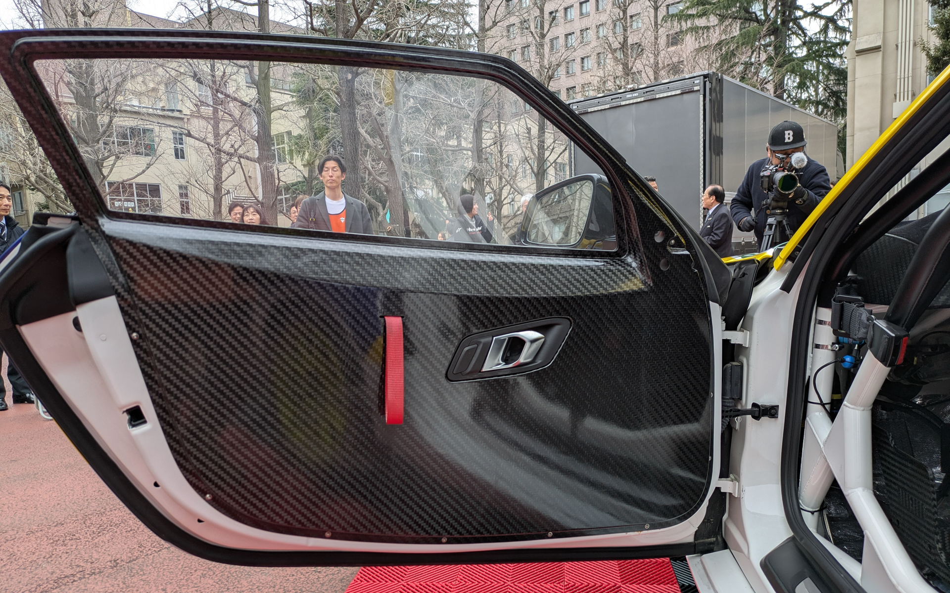 ドアもカーボンファイバー製