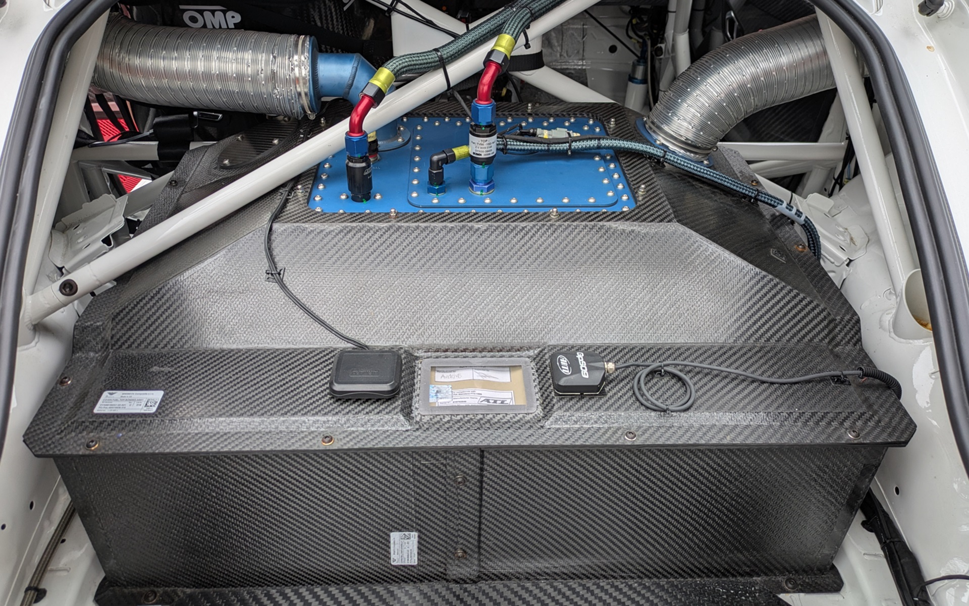 燃料タンクはATL製で容量は120L。どこのサーキットにも対応できるように左右に給油口を設けている