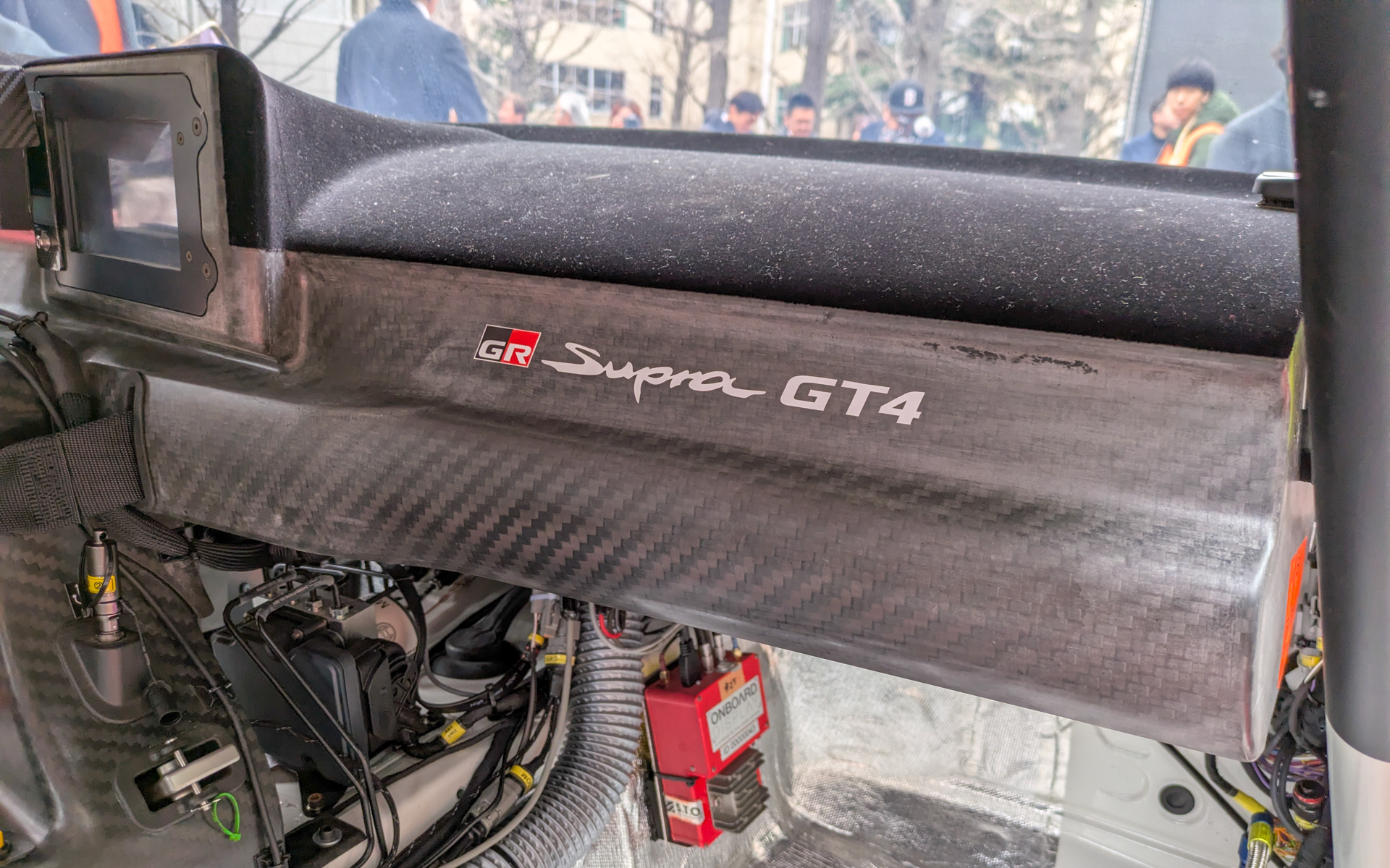 ダッシュボードはカーボンファイバー製で、反射を防ぐために上部のみアルカンターラのような加工が施されている