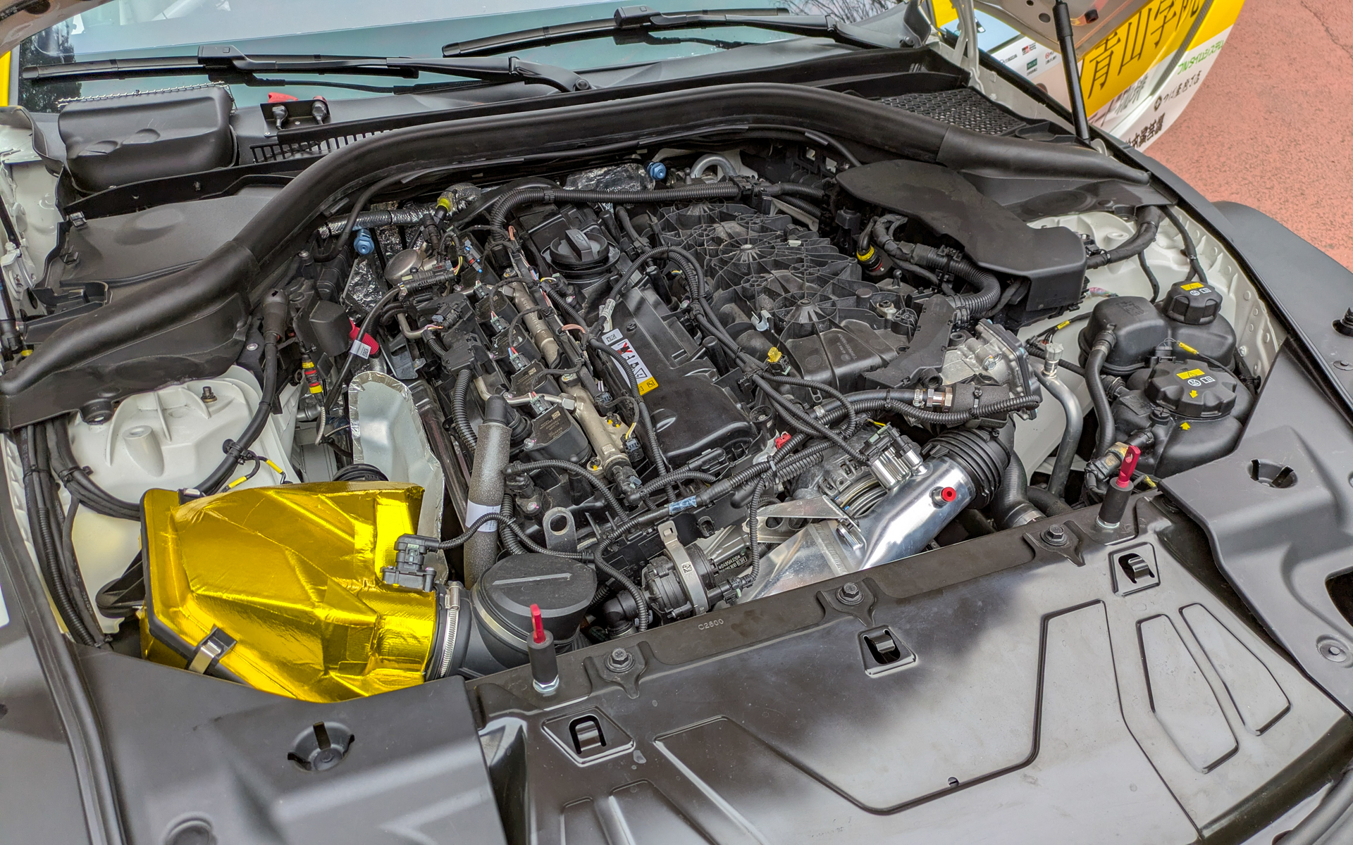 エンジンは直列6気筒3.0リッターターボ。燃費は2km/Lくらいとのこと