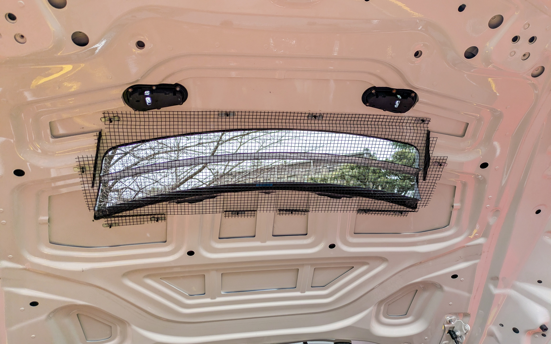 ボンネットには冷却用のダクトが設けられている