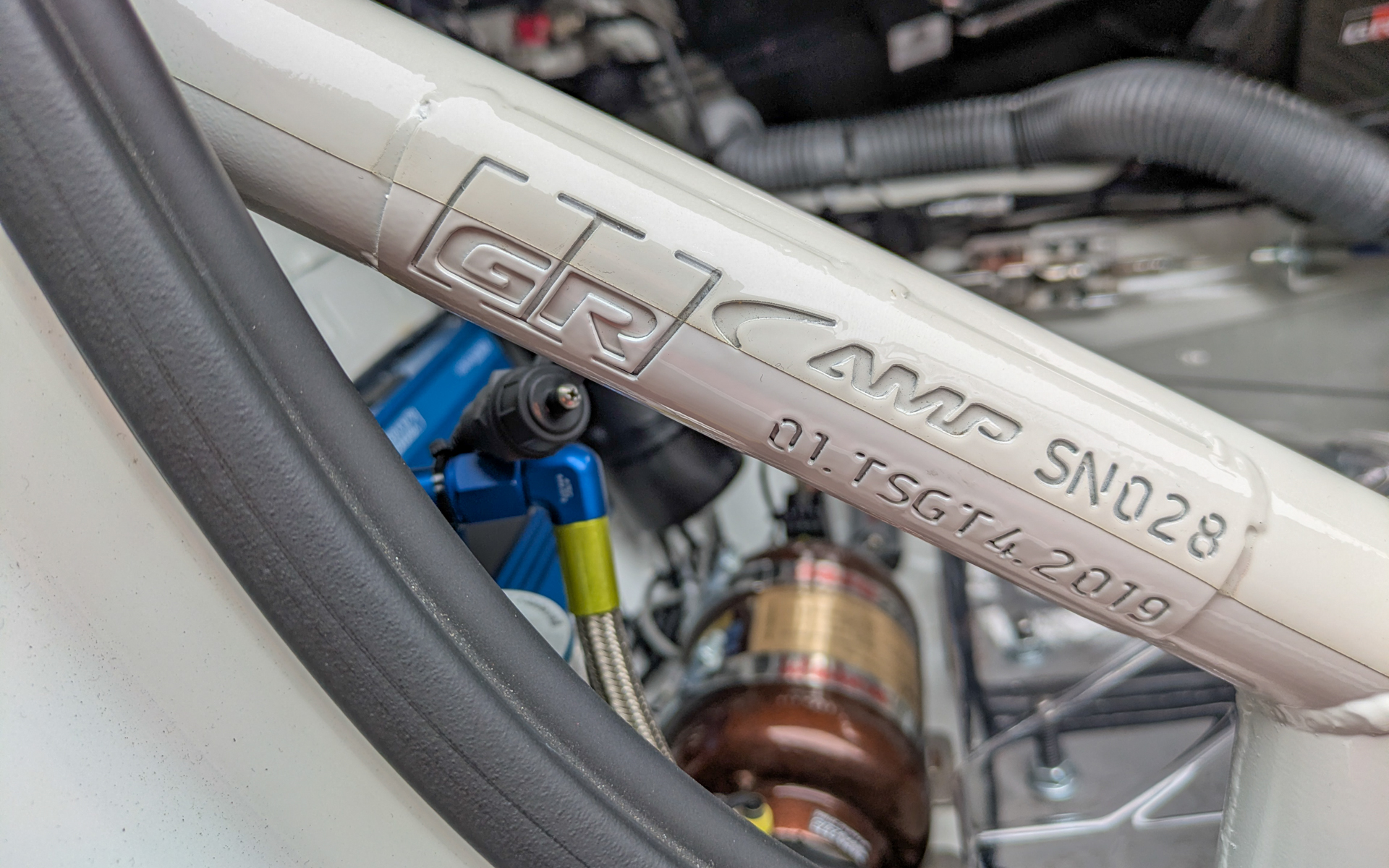 ロールケージにはGRのロゴも入っている