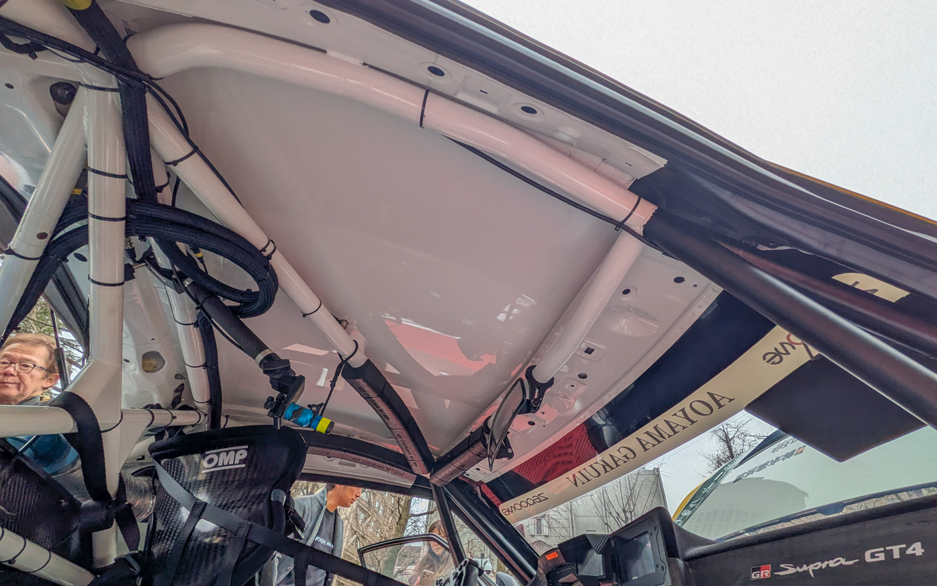 ロールケージのヘルメットが当たりそうな場所にはパッドが巻いてある