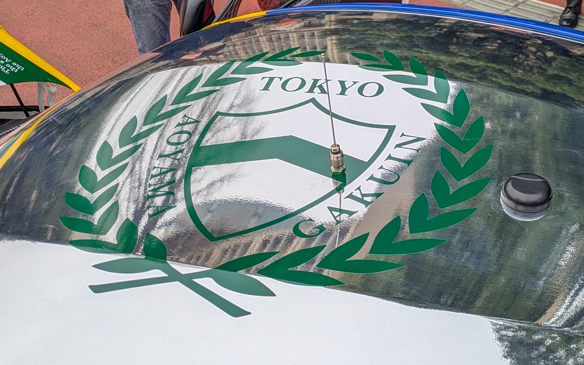 ルーフにも青山学院大学の校章が貼られている