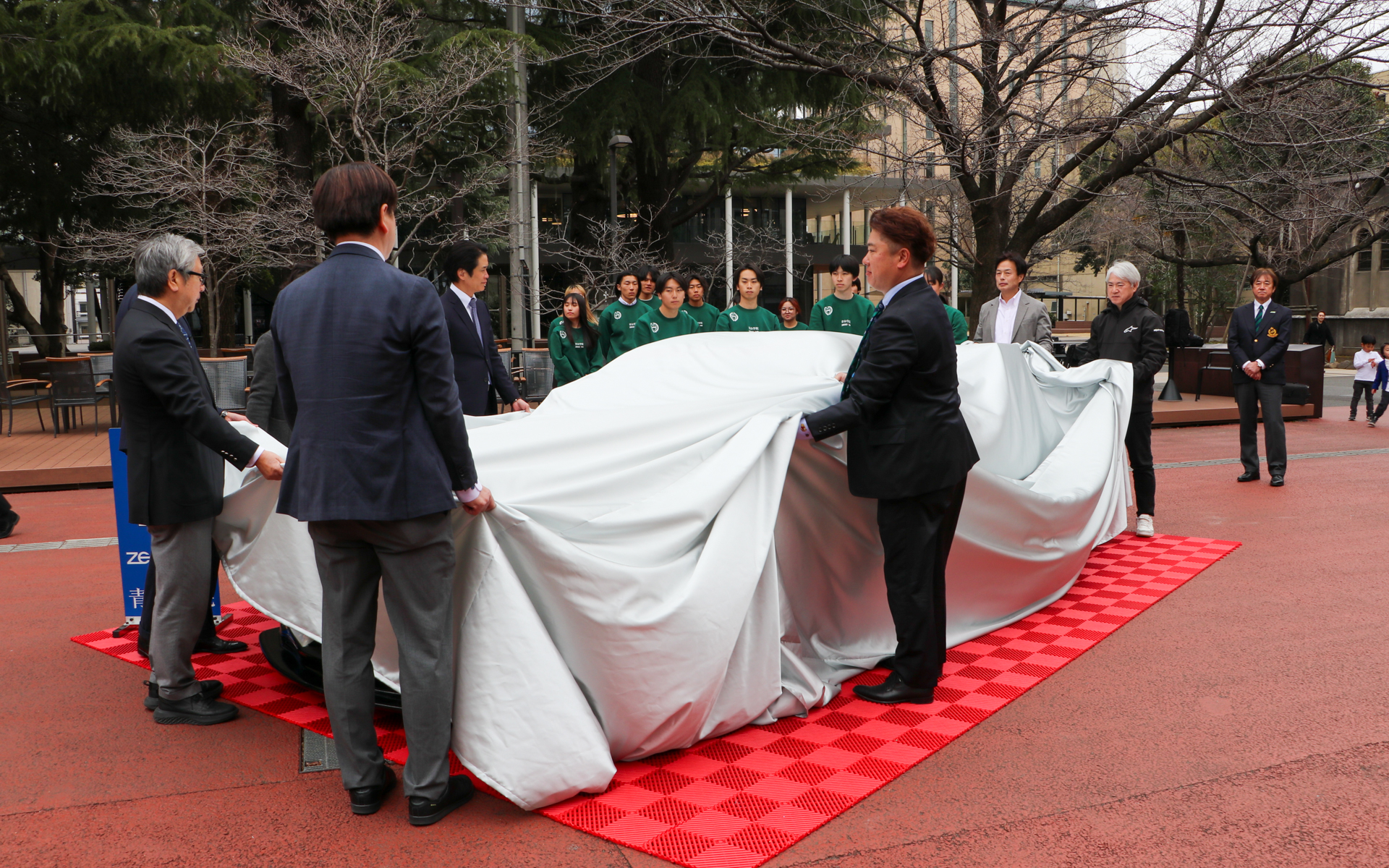 参加した関係者一同でアンベールを行なった