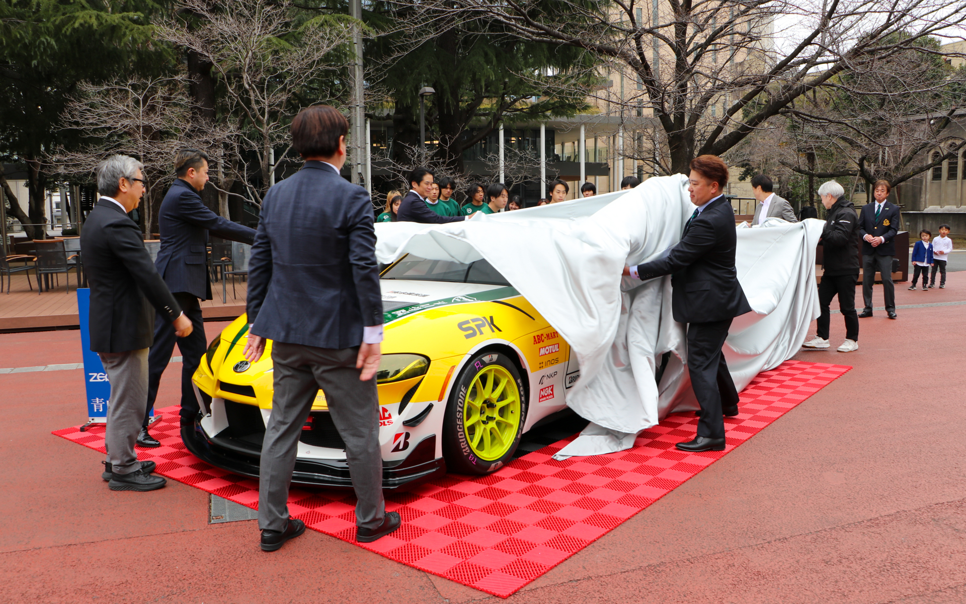 参加した関係者一同でアンベールを行なった