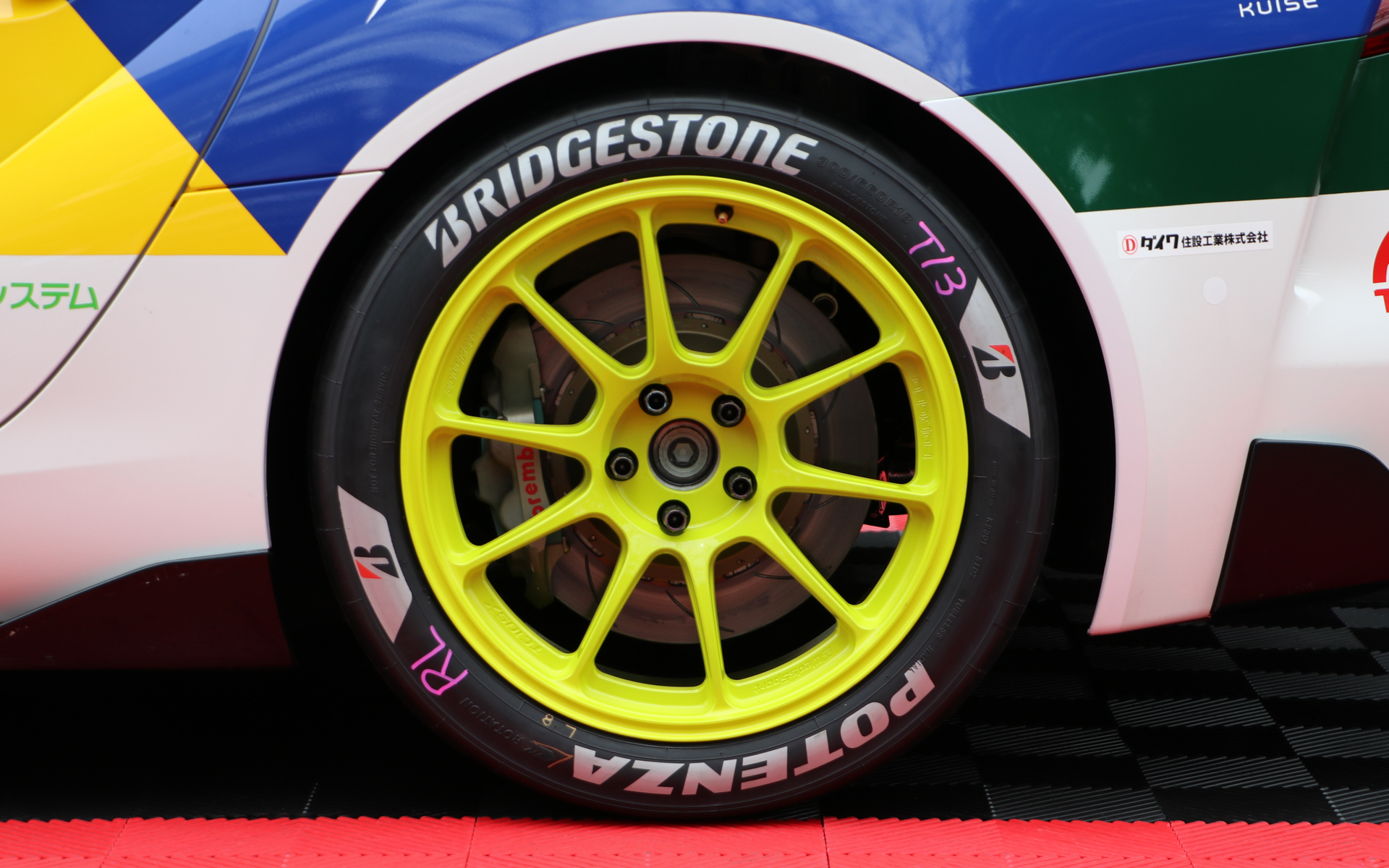 ホイールはパートナー企業のウェッズの高剛性･軽量鍛造ホイール「TC105X FORGED Ver.GT4」を装着。タイヤはブリヂストンのワンメイク大会となっている