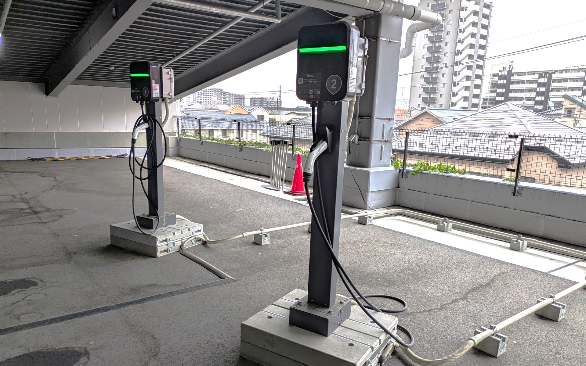 島忠・ホームズさいたま中央店の立体駐車場2階には普通充電器も2基設置されている。　なお、ホンダチャージはホンダ車以外のユーザーでも利用可能となっている