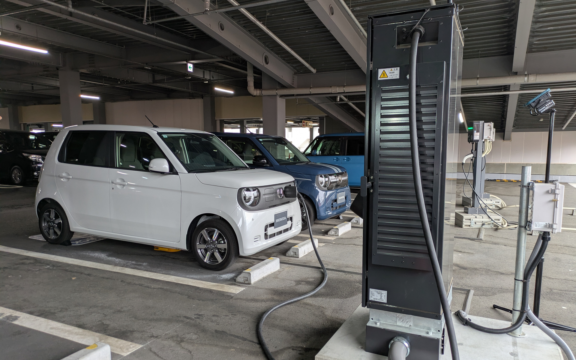 充電器は島忠・ホームズさいたま中央店の立体駐車場の2階に設置されている