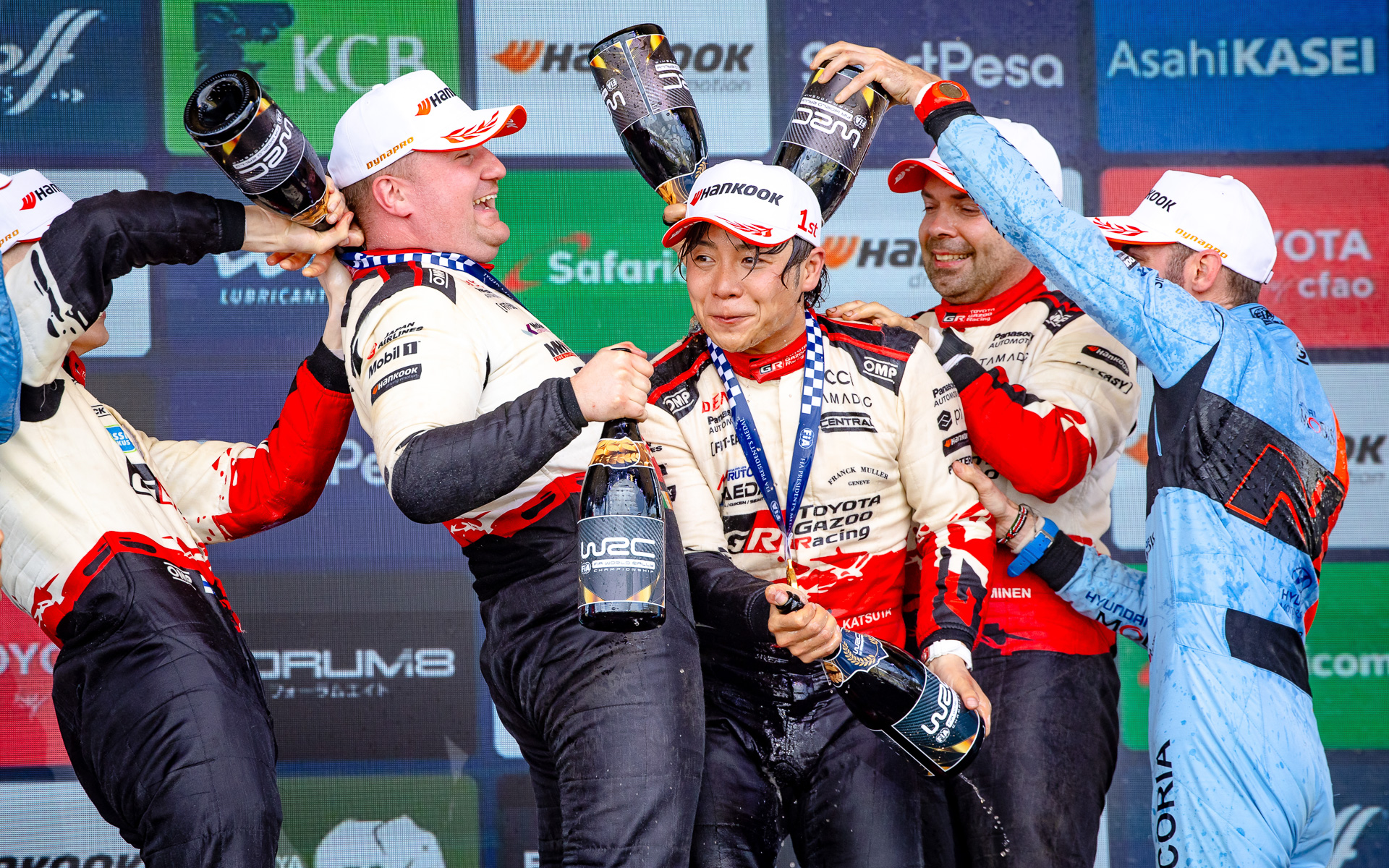 ポディウムでライバルたちからも祝福を受ける勝田選手とジョンストン選手