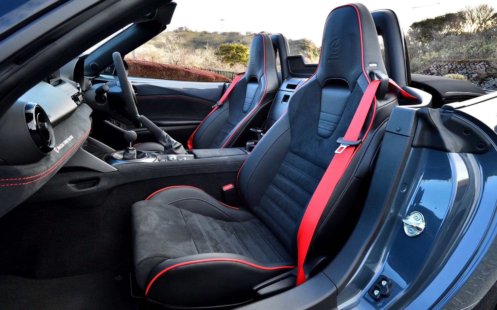 12Rとの大きな違いはシート。MSRはレカロ製のセミバケットシートを標準装備