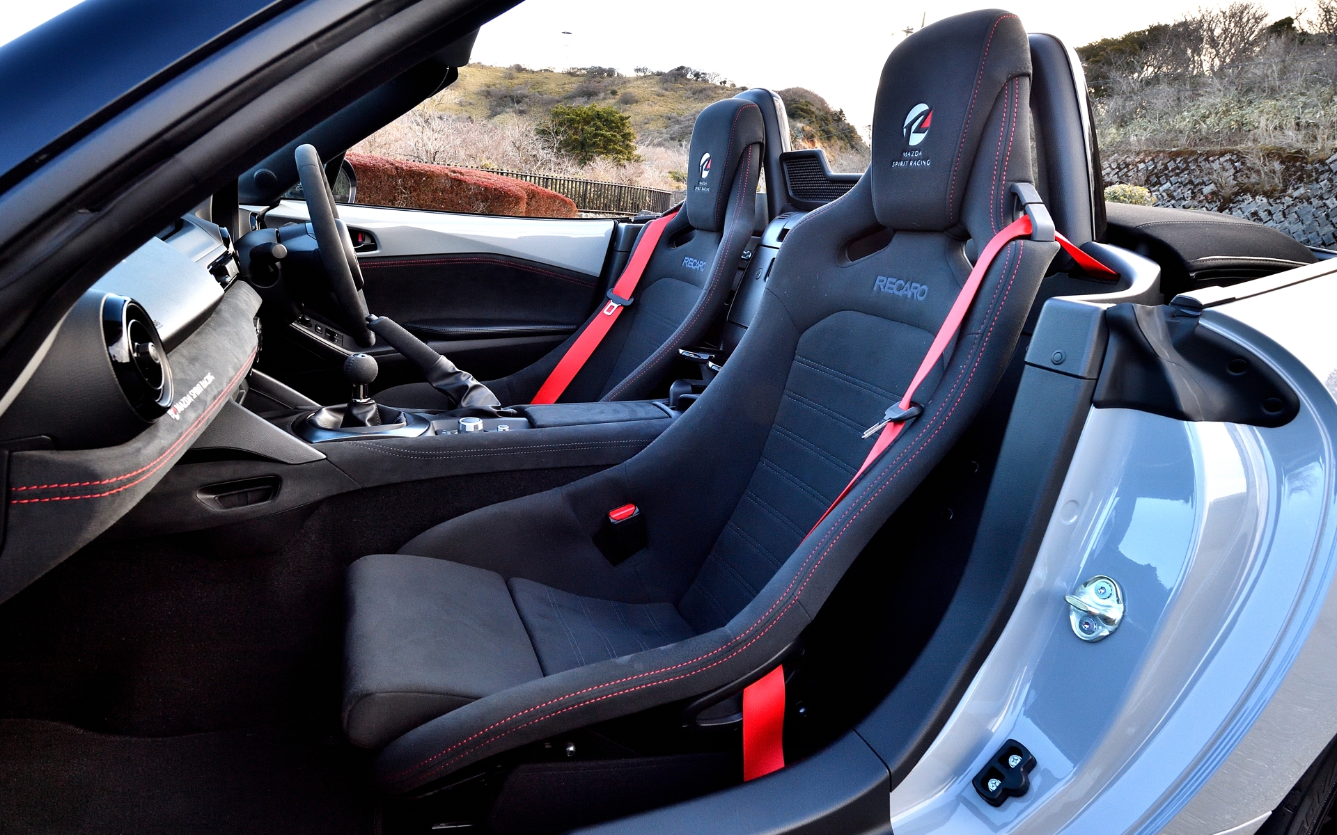 シートは専用レカロ製フルバケットシートを標準装備