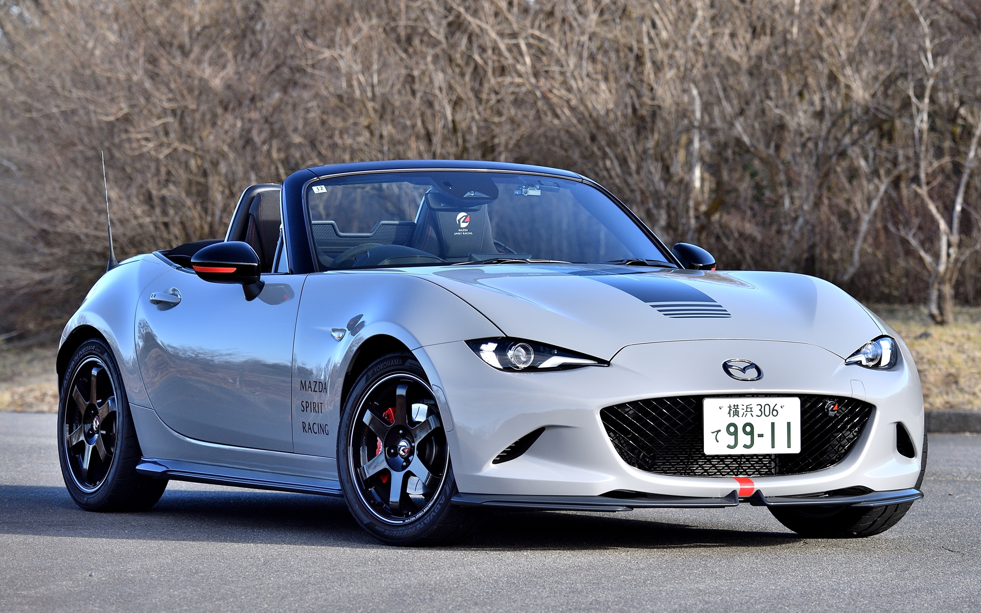 試乗したMAZDA SPIRIT RACING ROADSTER 12Rは、「スポーツアライメントキット」「スポーツマフラー」「スポーツタイヤ」「ブレーキセット」「LSD＆専用オイル」「6点式ベルト（競技用部品）」「デカール」など専用アクセサリーを多数装着していて総額は866万5822円
