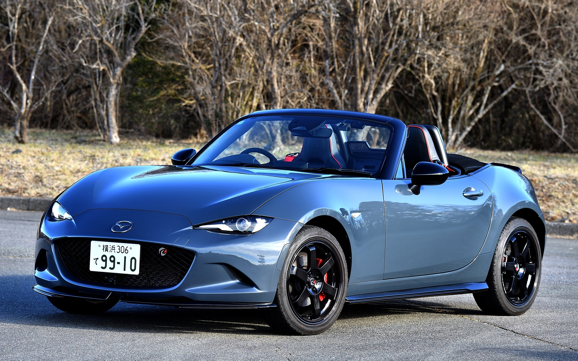 MAZDA SPIRIT RACING ROADSTERには、「フロントアンダースカート」「リアスポイラー」「サイドアンダースカート」「リアアンダースカート」「フロアマット」「ホイールナットセット」などが特別付属品として備わり、価格は526万5700円