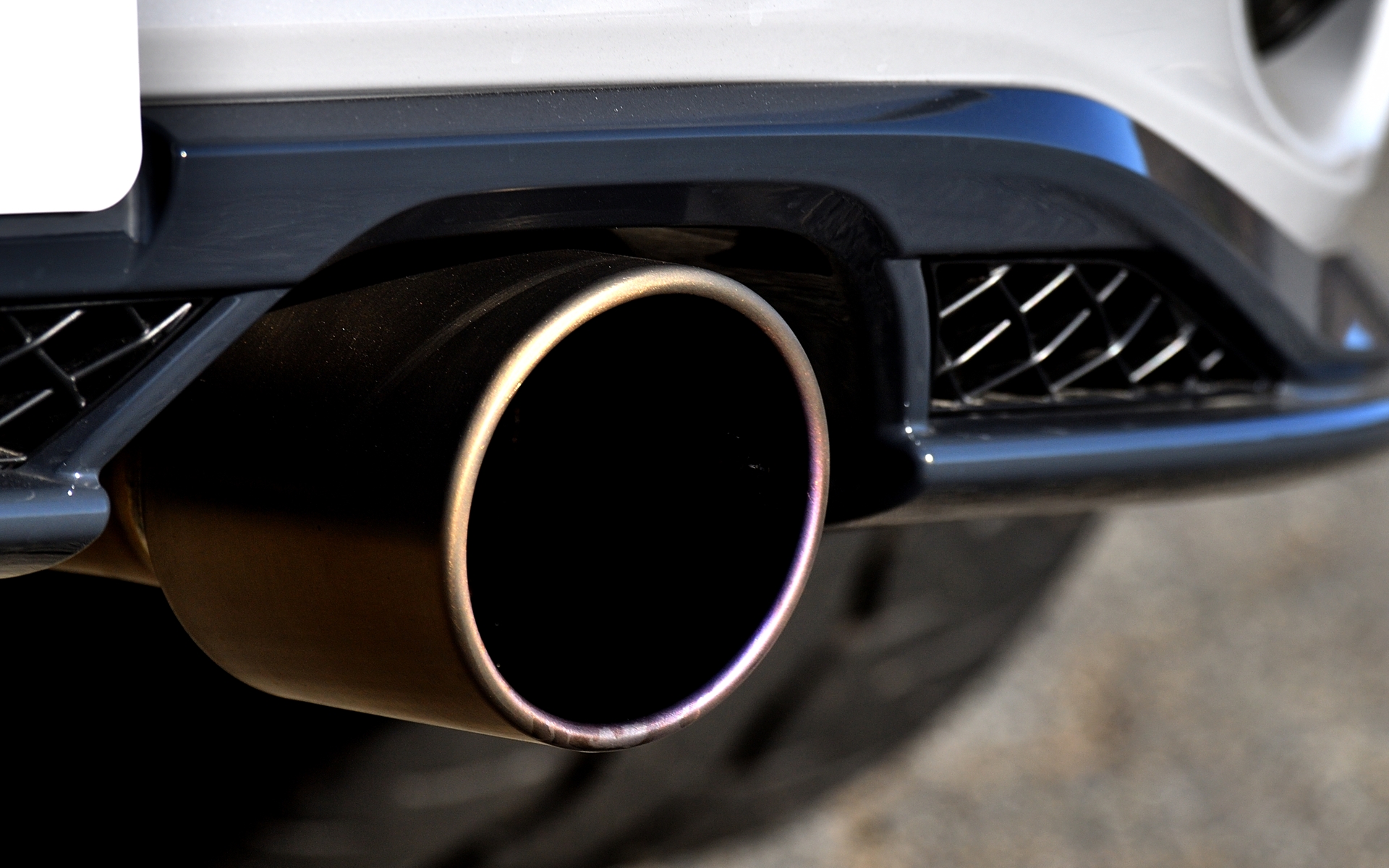 専用アクセサリーの「スポーツマフラー」は気持ちのいいサウンドを響かせている