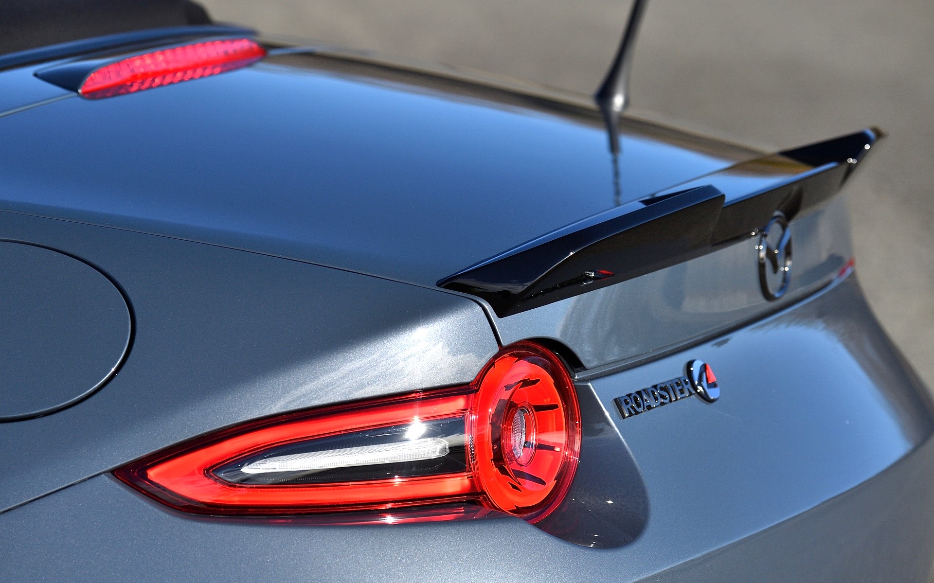 フロント・サイド・リアのエアロパーツのカラーはブリリアントブラックで、エアロパーツで前後リフトバランスの最適化が図られている