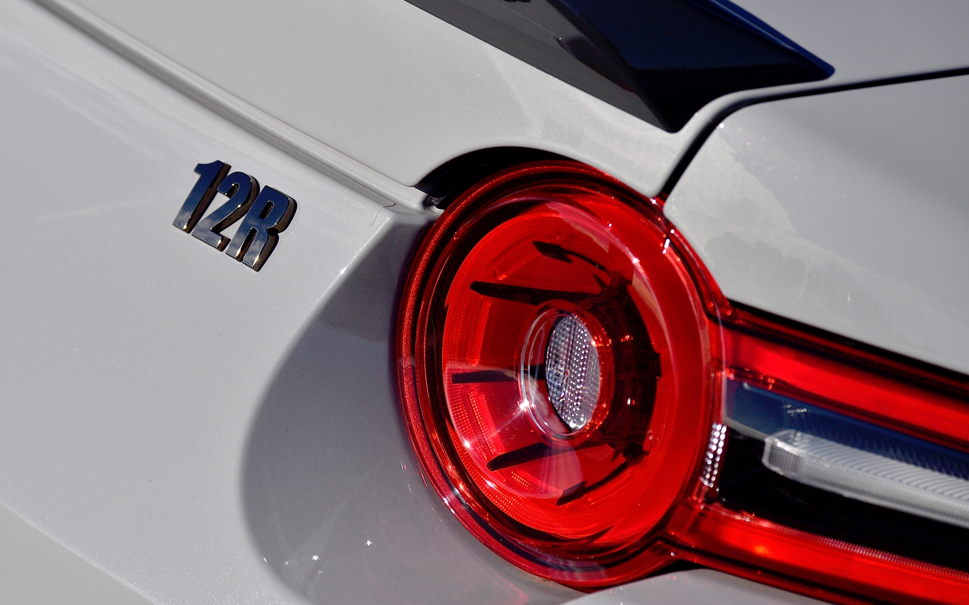 リアバンパーには限定200台のみの「12R」バッヂがあしらわれている
