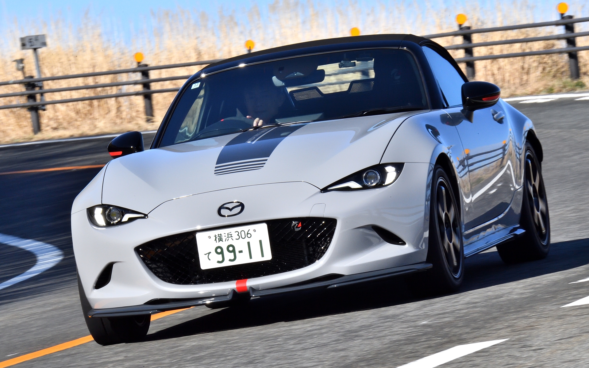 MSRよりもコーナリングの限界レベルが高いが、フルバケットシートが身体を確実に支えてくれるので気持ちよく曲がって、立ち上がっていける