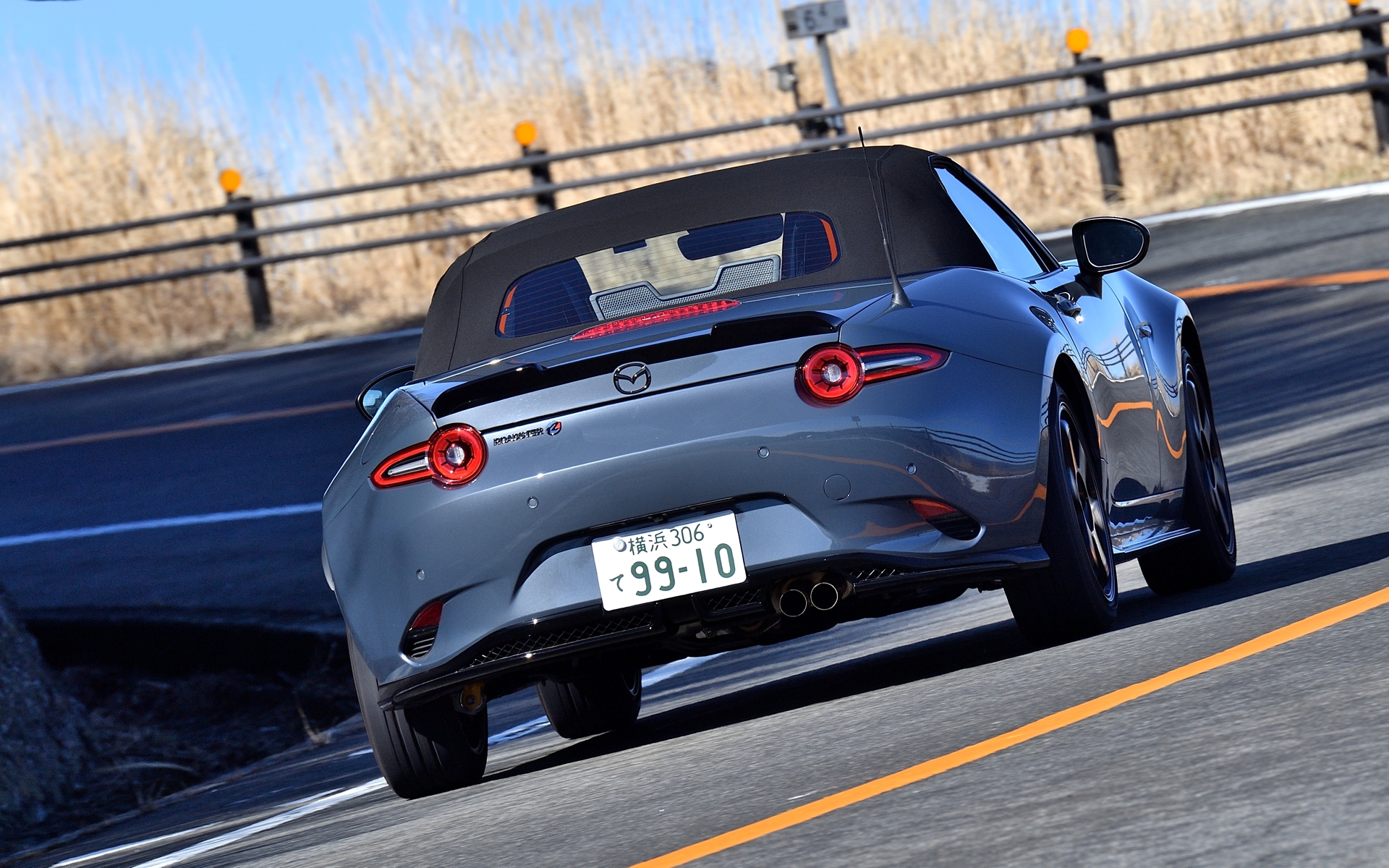 車速を高めたときに路面に押しつけられる感覚も増していた