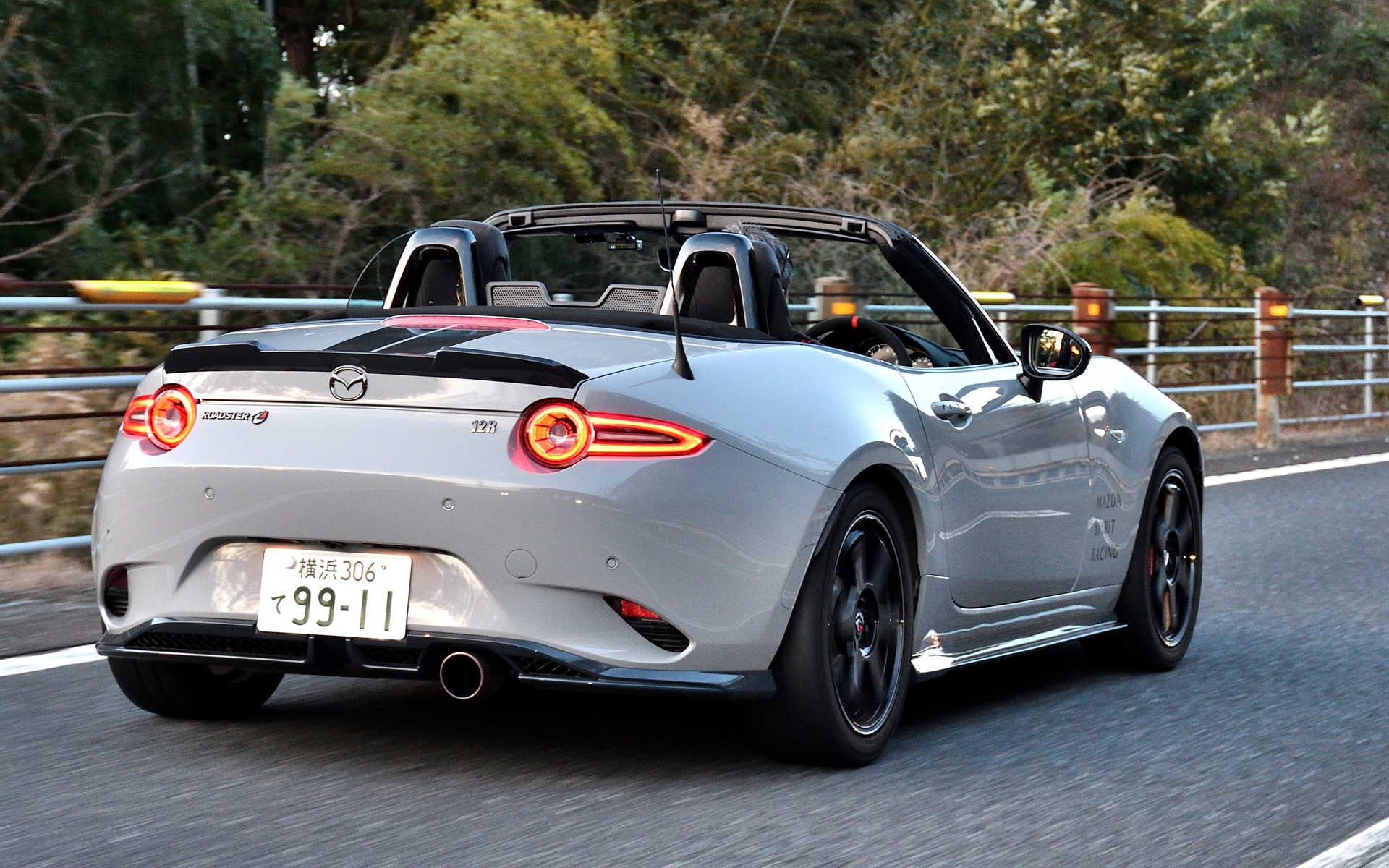 スポーツマフラーの奏でる重低音サウンドがとても気持ちよく、ついついアクセルペダルを踏み込みたくなる