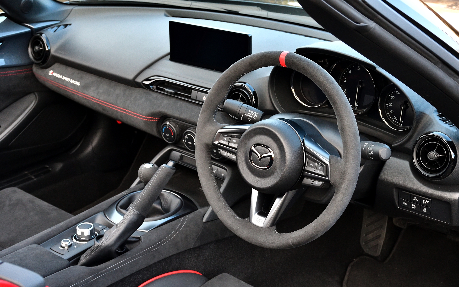 内装はMSRも12Rもアルカンターラをふんだんに採用している