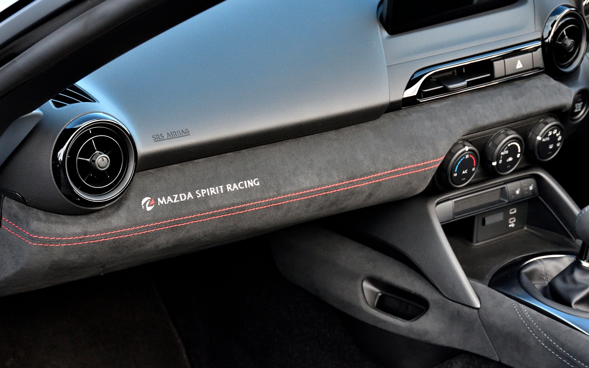 助手席前にも「MAZDA SPIRIT RACING」の文字が入り特別感を演出