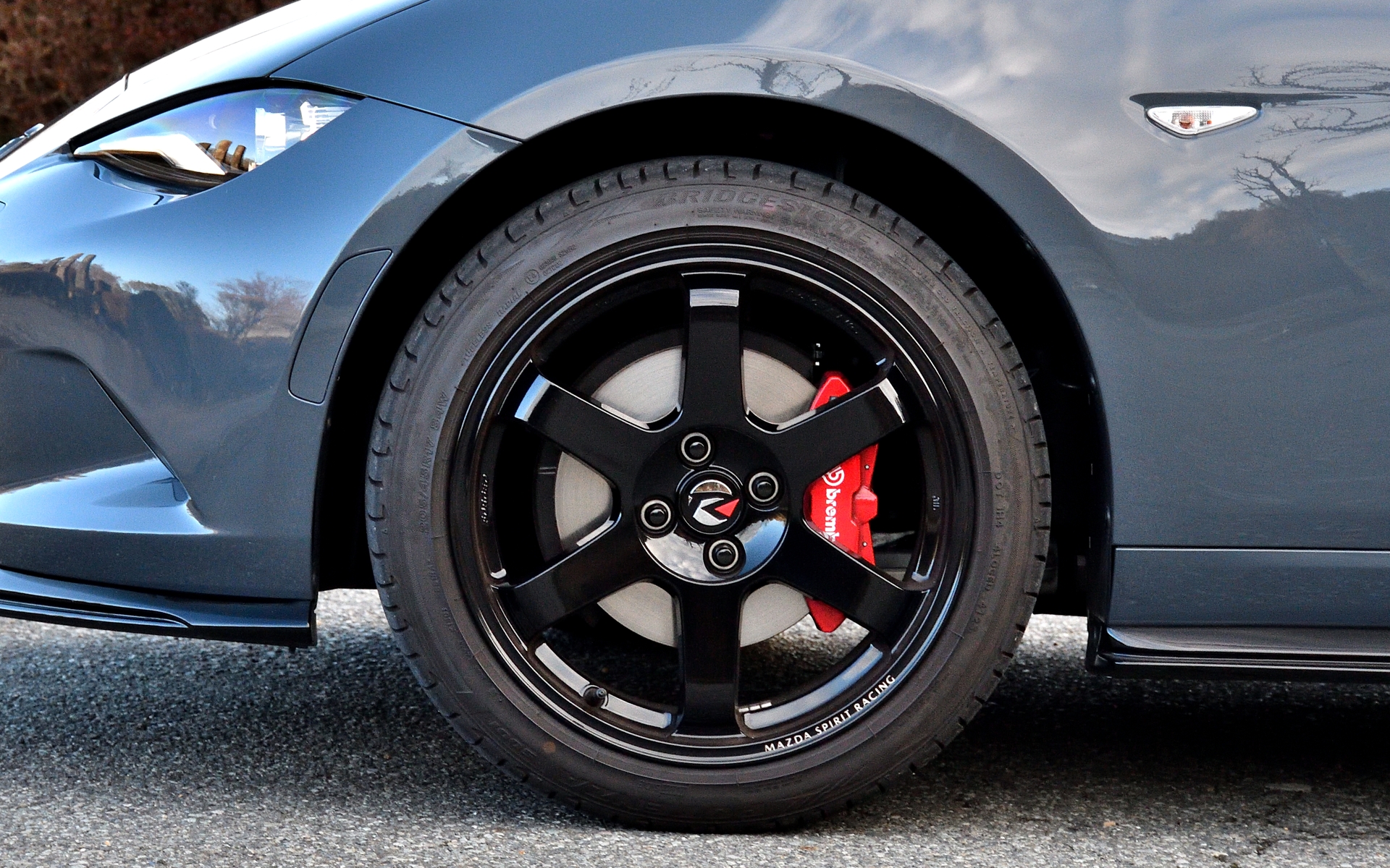 レイズと共同開発の専用17インチ×7.0J鍛造アルミホイール（ブラック塗装）を標準装備。タイヤはブリヂストン POTENZA S001でサイズは205/45R17