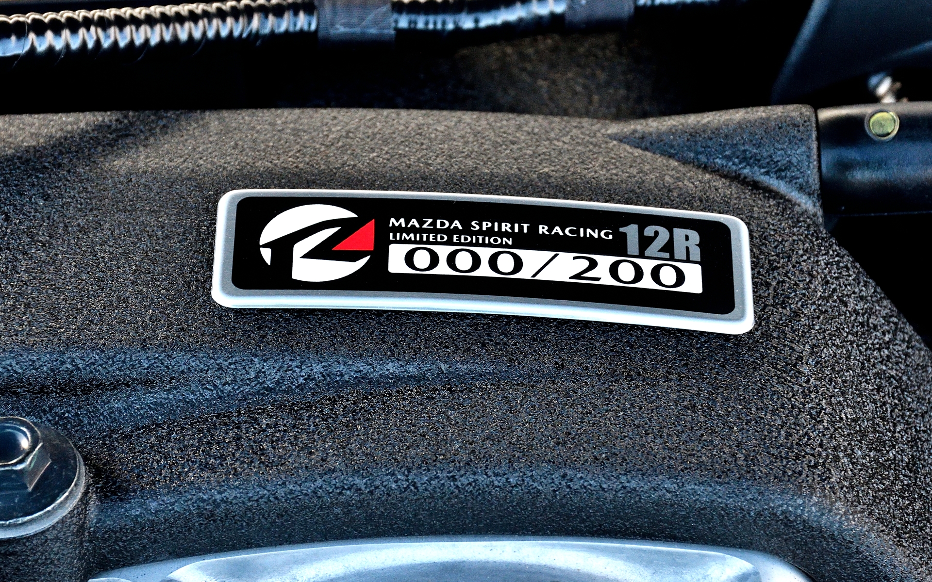 エンジンヘッドカバーはブラックの結晶塗装で、シリアルナンバープレートもあしらわれる