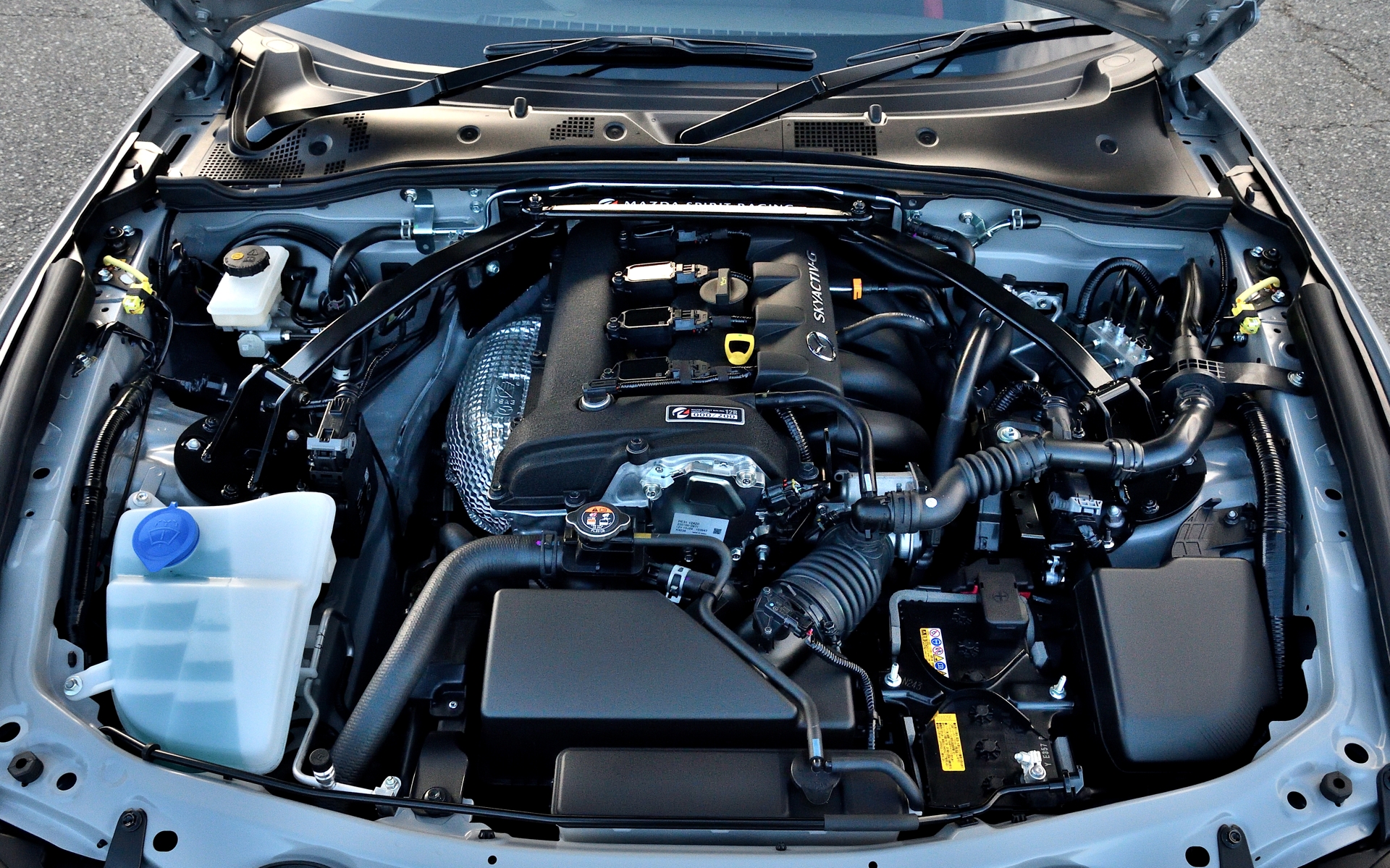 エンジンは直列4気筒2.0リッター自然吸気エンジンで、最高出力は147kW（200PS）/7200rpm、最大トルクは215Nm/4700rpmを発生。燃費はWLTCモードで15.0km/L