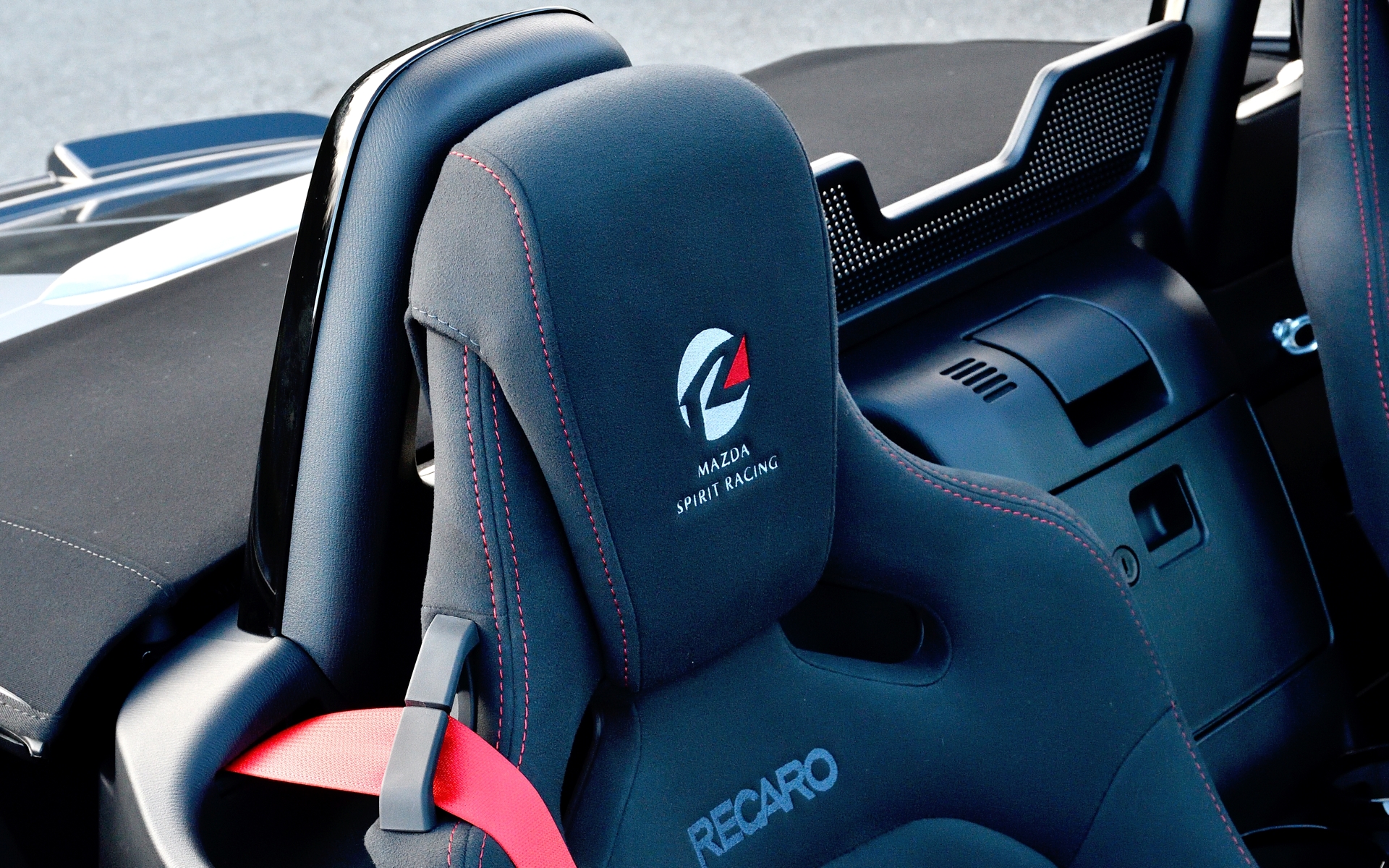 ヘッドレストには「MAZDA SPIRIT RACING」のロゴが刺繍であしらわれている