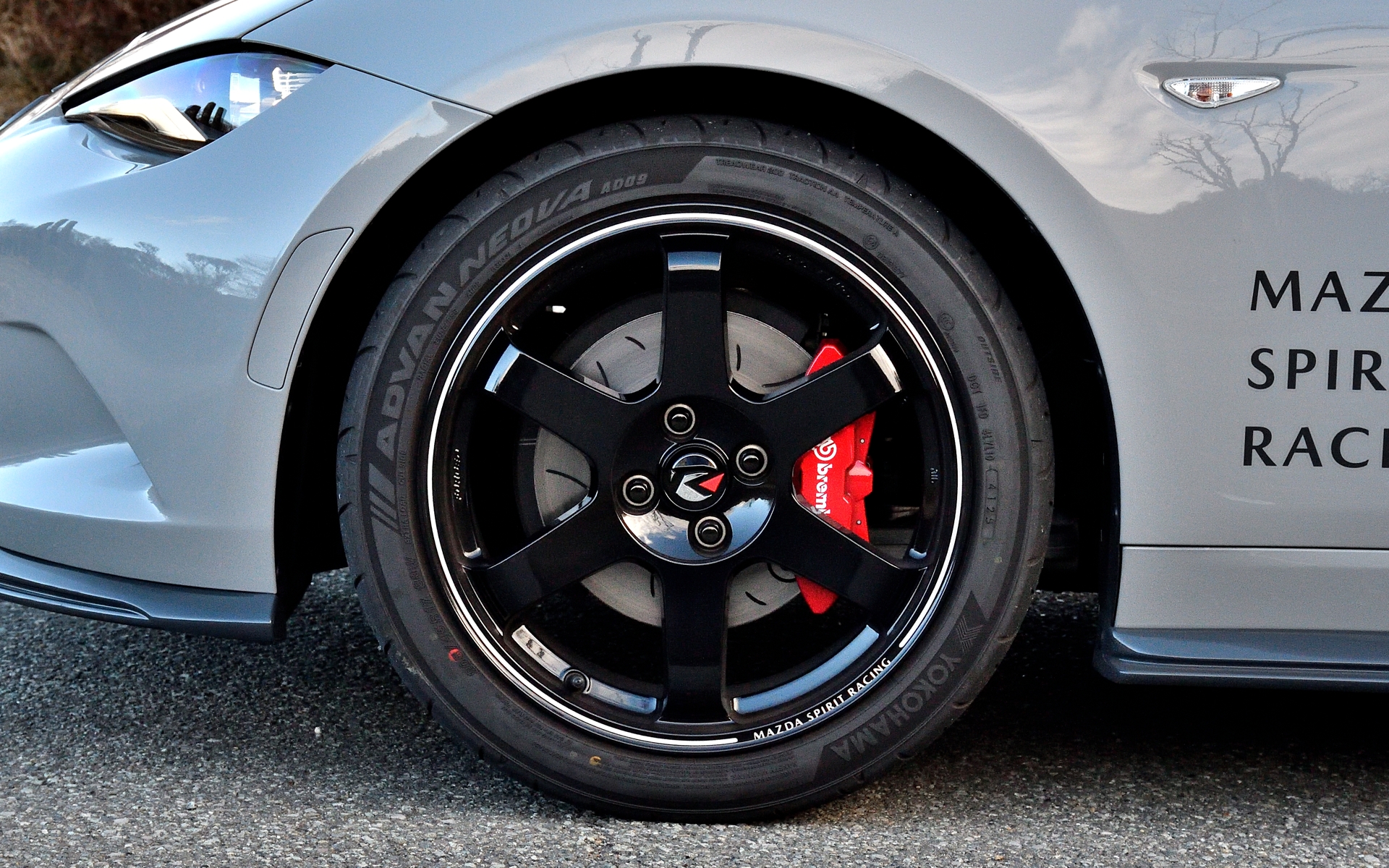 レイズと共同開発の17インチ×7.0J鍛造アルミホイール（切削ライン×ブラック塗装）は12Rは外周にブランドネームも切削文字で刻まれている。タイヤは専用アクセサリーの横浜ゴム「アドバン・ネオバAD09」でサイズは205/45R17