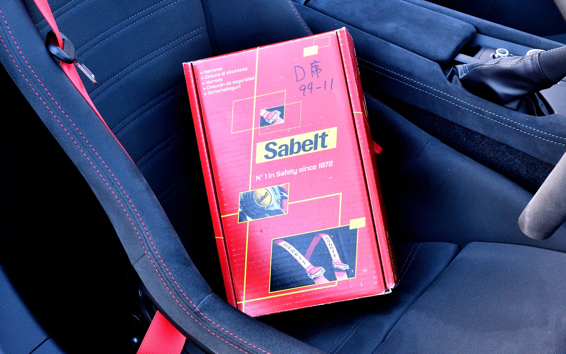 専用アクセサリーのサベルトとのダブルネームの競技用シートベルトは4点式と6点式を選べる（写真は6点式）