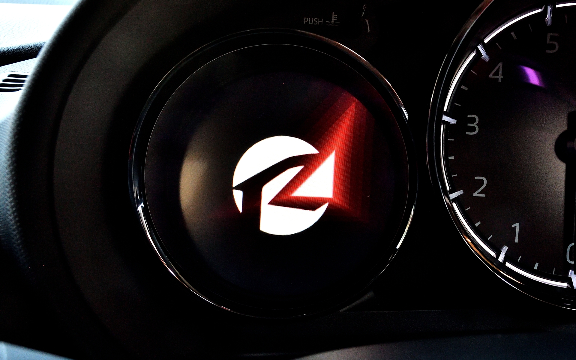 左のディスプレイと8.8センターインチディスプレイにはイグニッションONで「MAZDA SPIRIT RACING」が投影されるギミックが設定されている