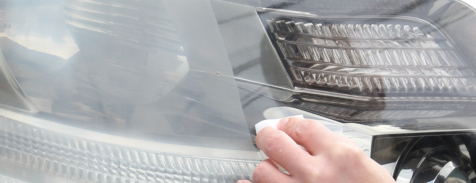 約2年の耐久を実現する「紫外線硬化型」コーティングを採用。写真左：研磨後は白っぽい状態／右：コーティング施工後はクリアに