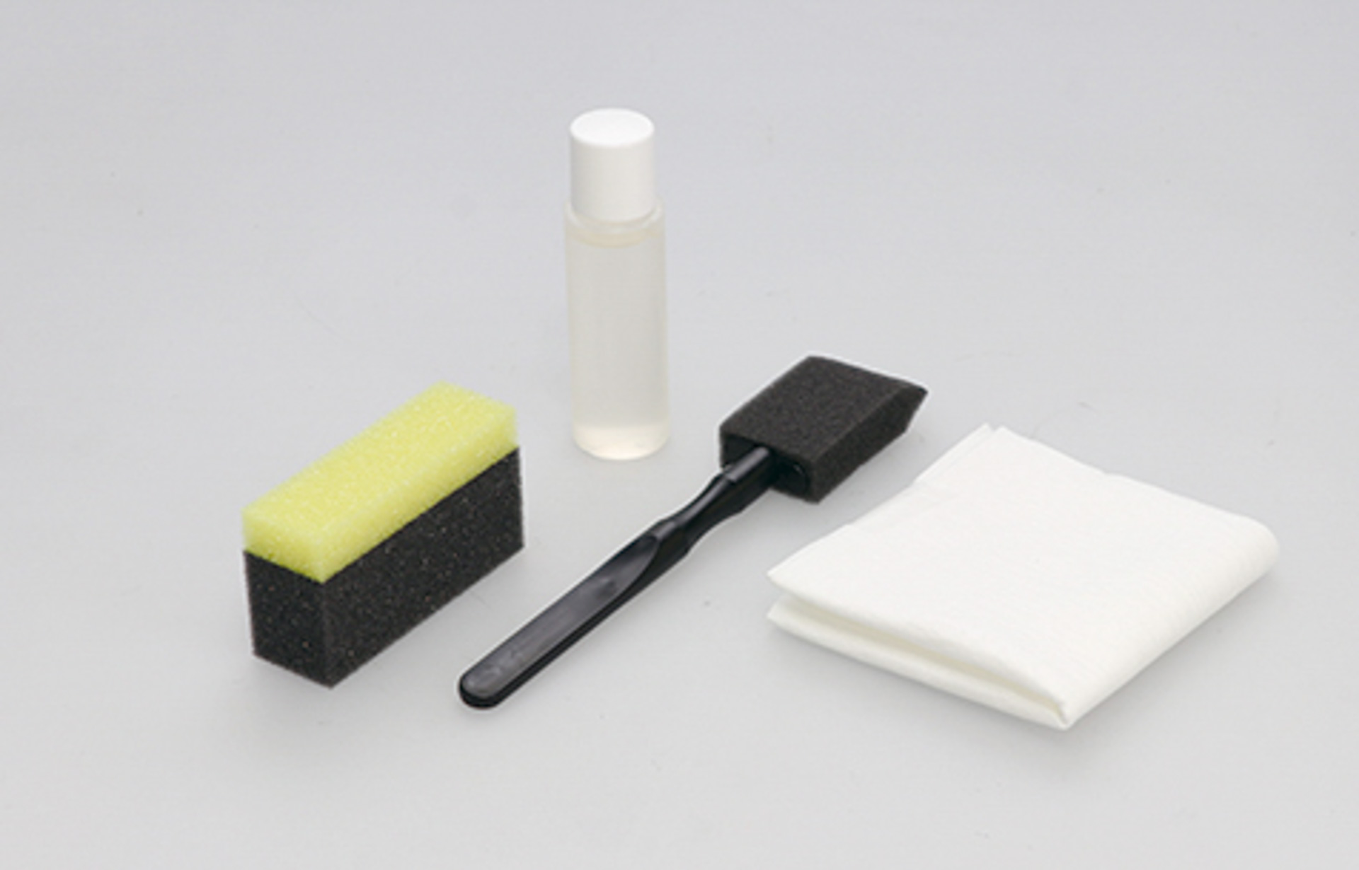 セット内容「施工用スポンジ2種類（長方形／柄付き）」「コーティング（14ml）」「拭き上げ用クロス」