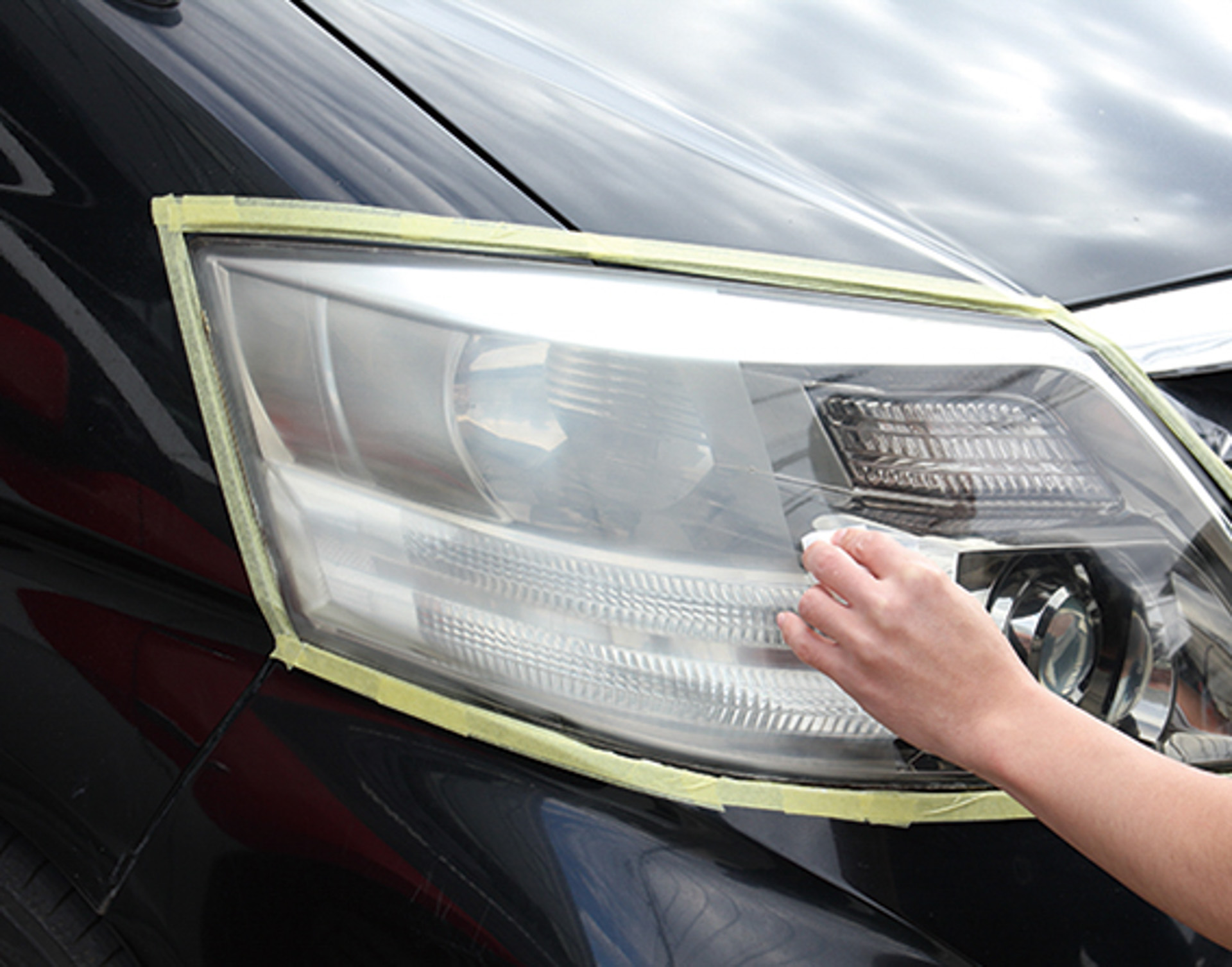 約2年の耐久を実現する「紫外線硬化型」コーティングを採用。写真左：研磨後は白っぽい状態／右：コーティング施工後はクリアに