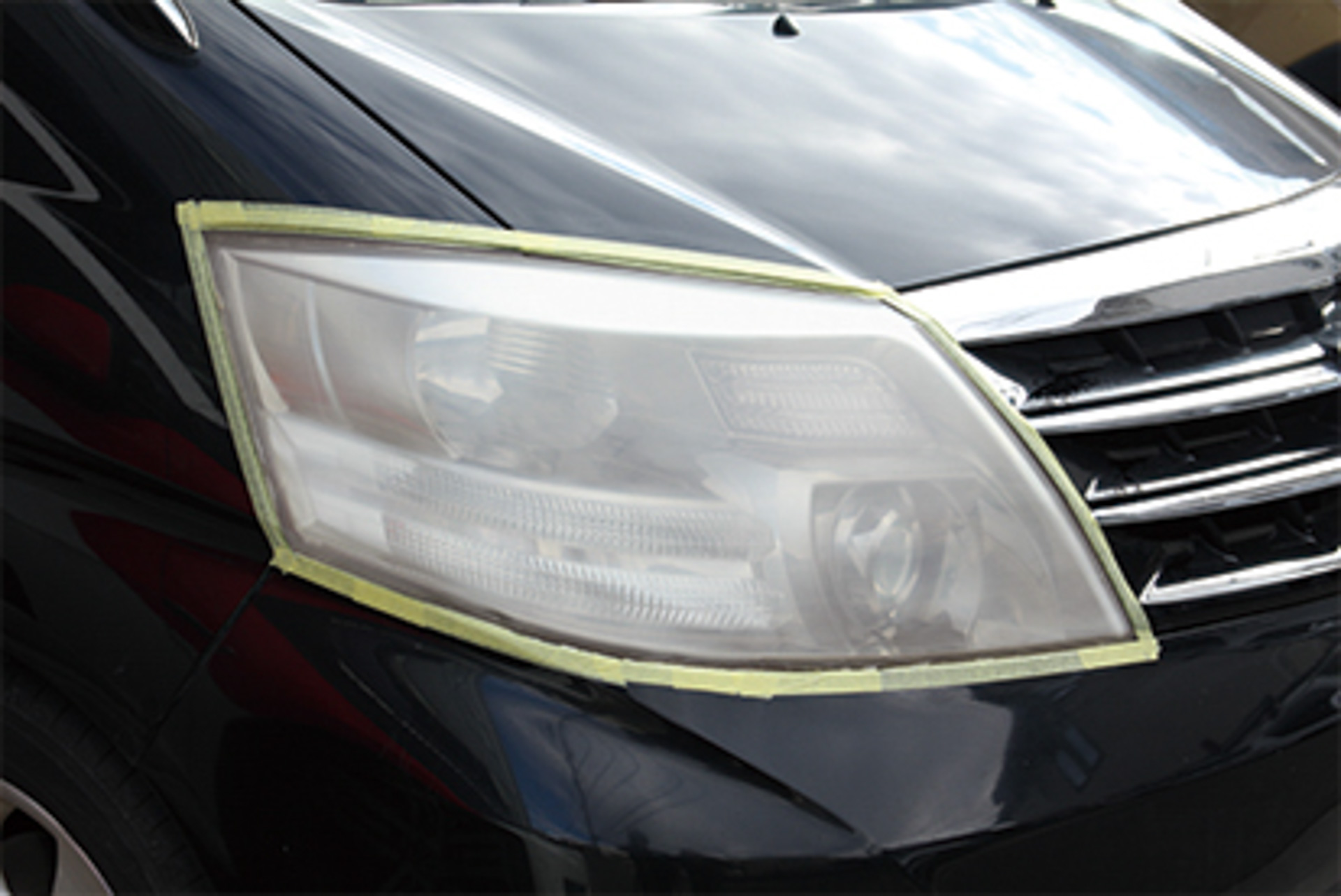 約2年の耐久を実現する「紫外線硬化型」コーティングを採用。写真左：研磨後は白っぽい状態／右：コーティング施工後はクリアに